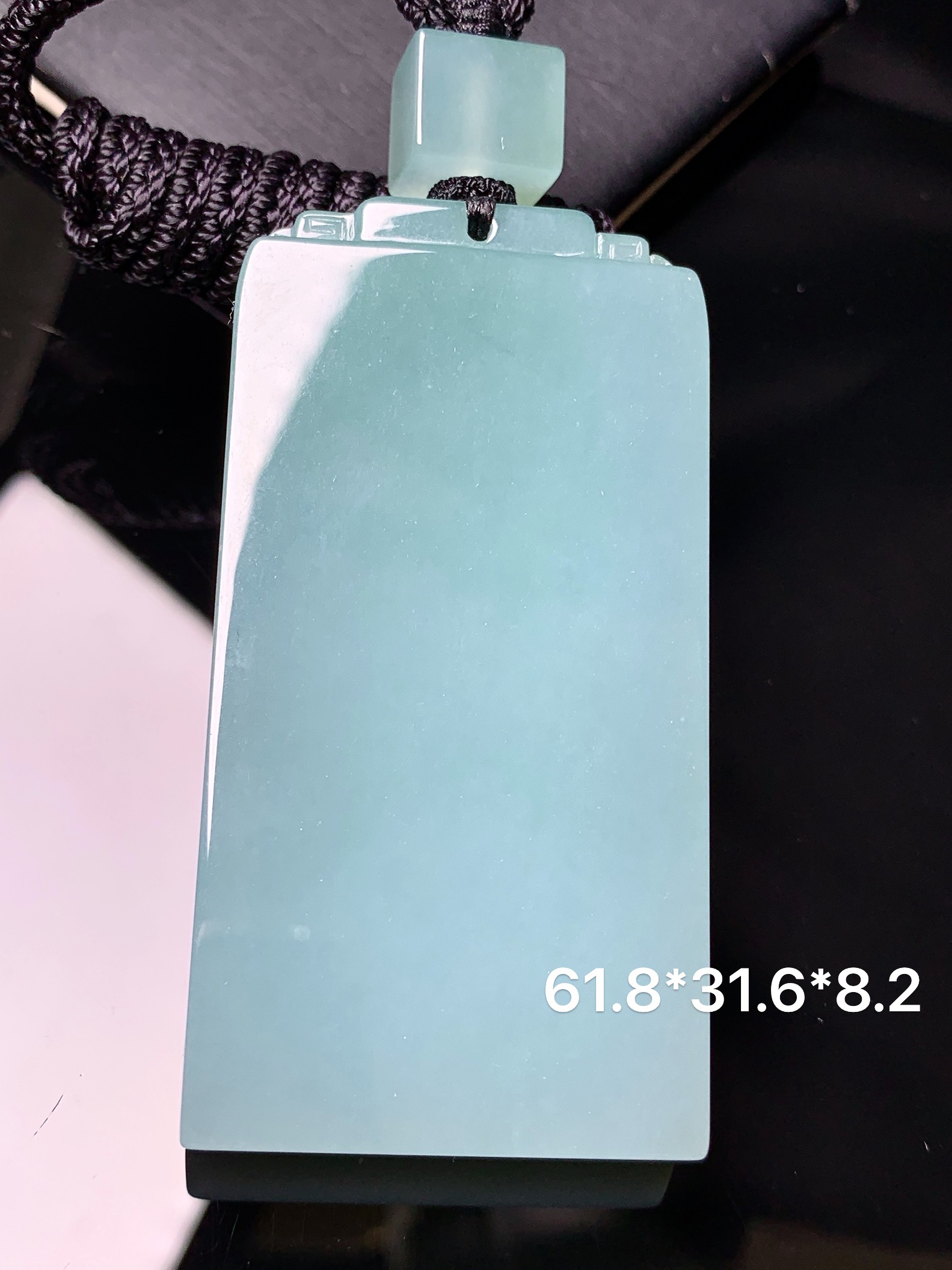 天蓝色无事牌吊坠 玉质细腻 色泽艳丽清新 水润亮眼 整体尺寸61.8*31.6*8.2L1