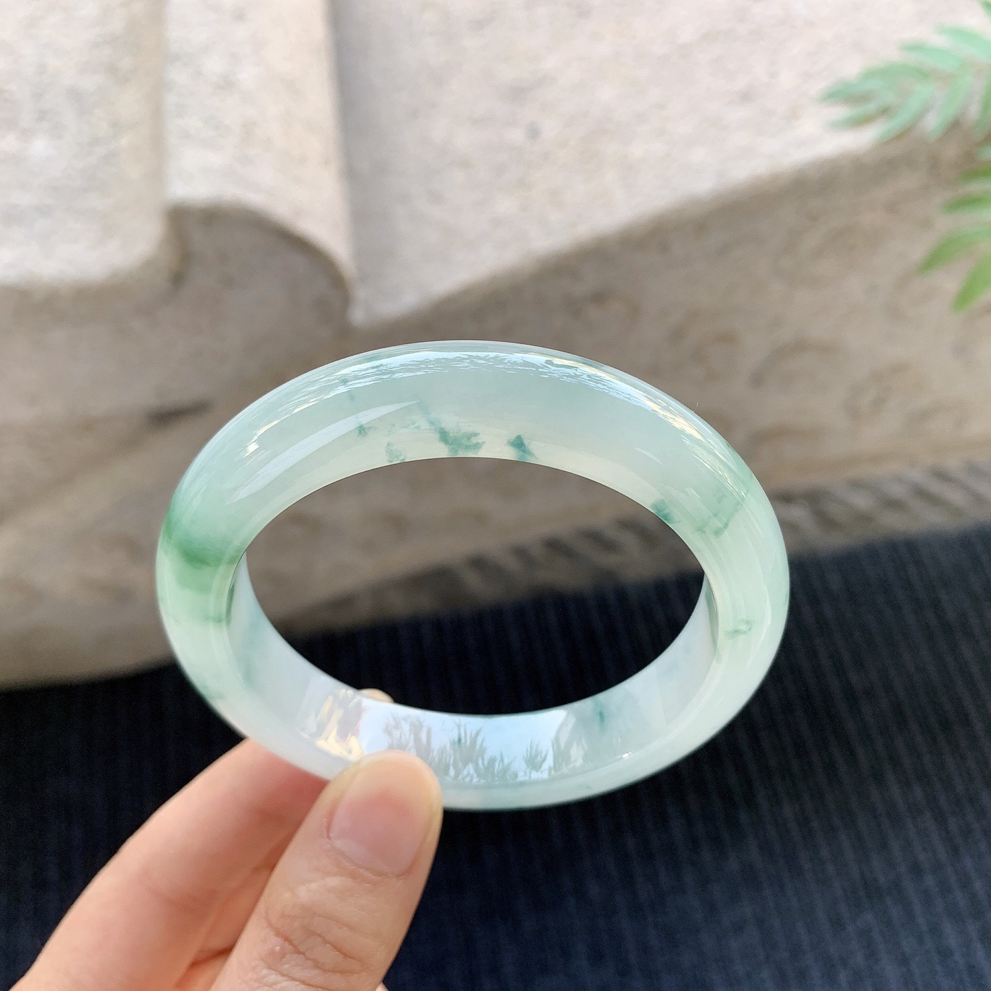 正圈56 57
【圈口】57.5/12.7/9.2
【描述】冰糯飘花，清透，水润，种老，细腻，无纹裂！