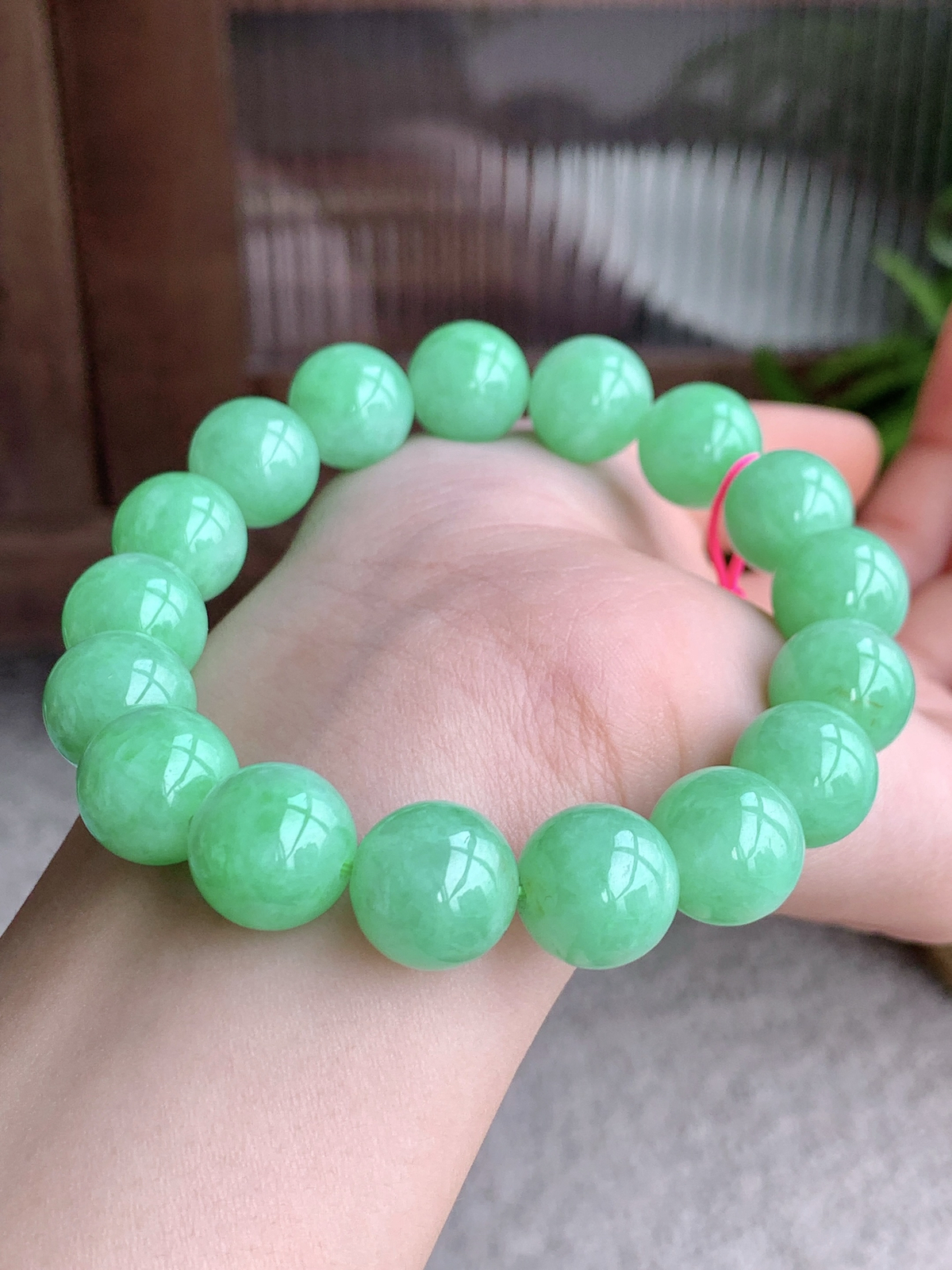 【珠子】冰甜绿手串圆珠子手串
【说明】缅料 性价比高  
【尺寸】12.2mm..