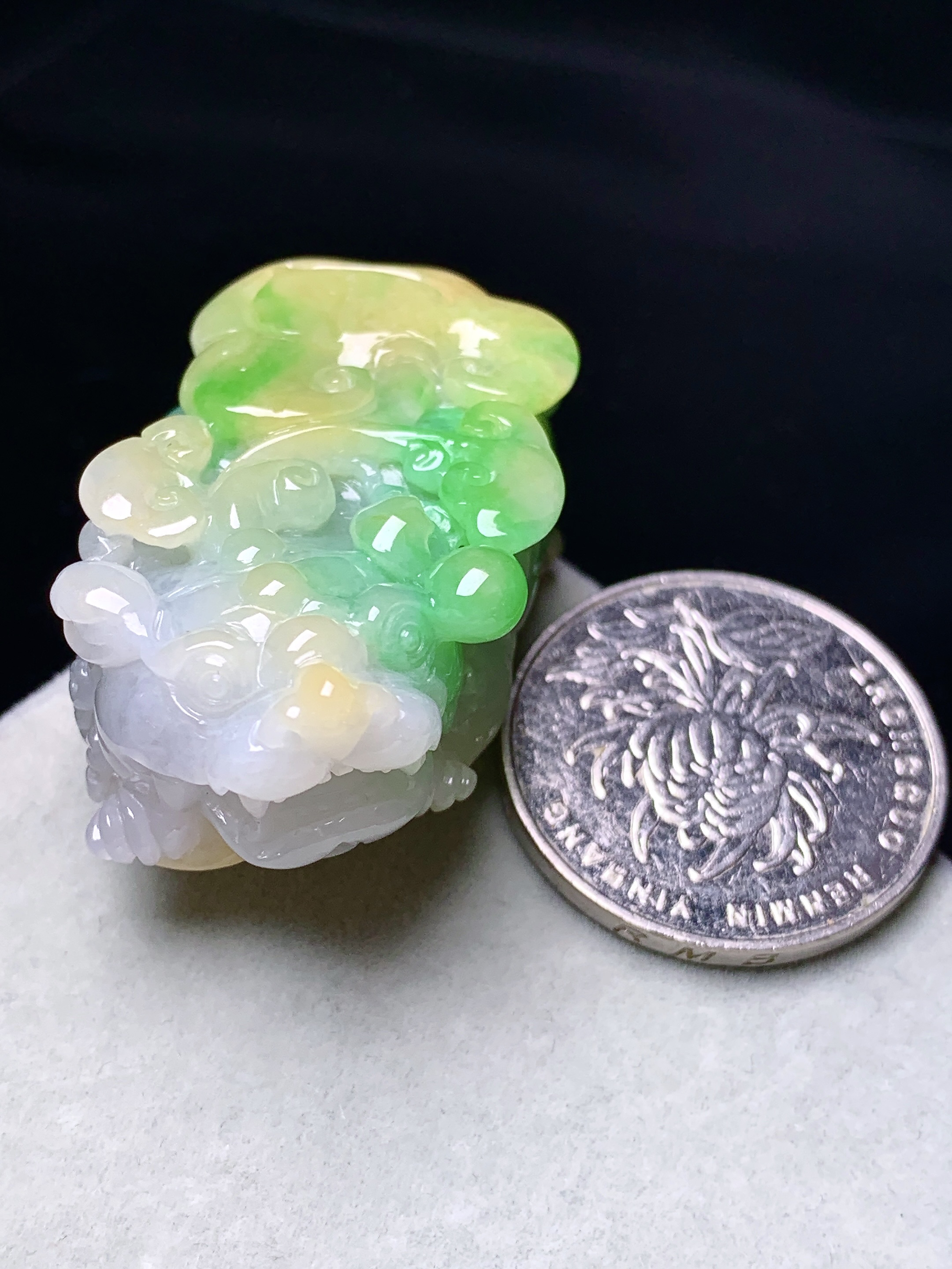 飘绿貔貅吊坠 玉质细腻 色泽艳丽清新 水润亮眼 整体尺寸39.5*26*16w1