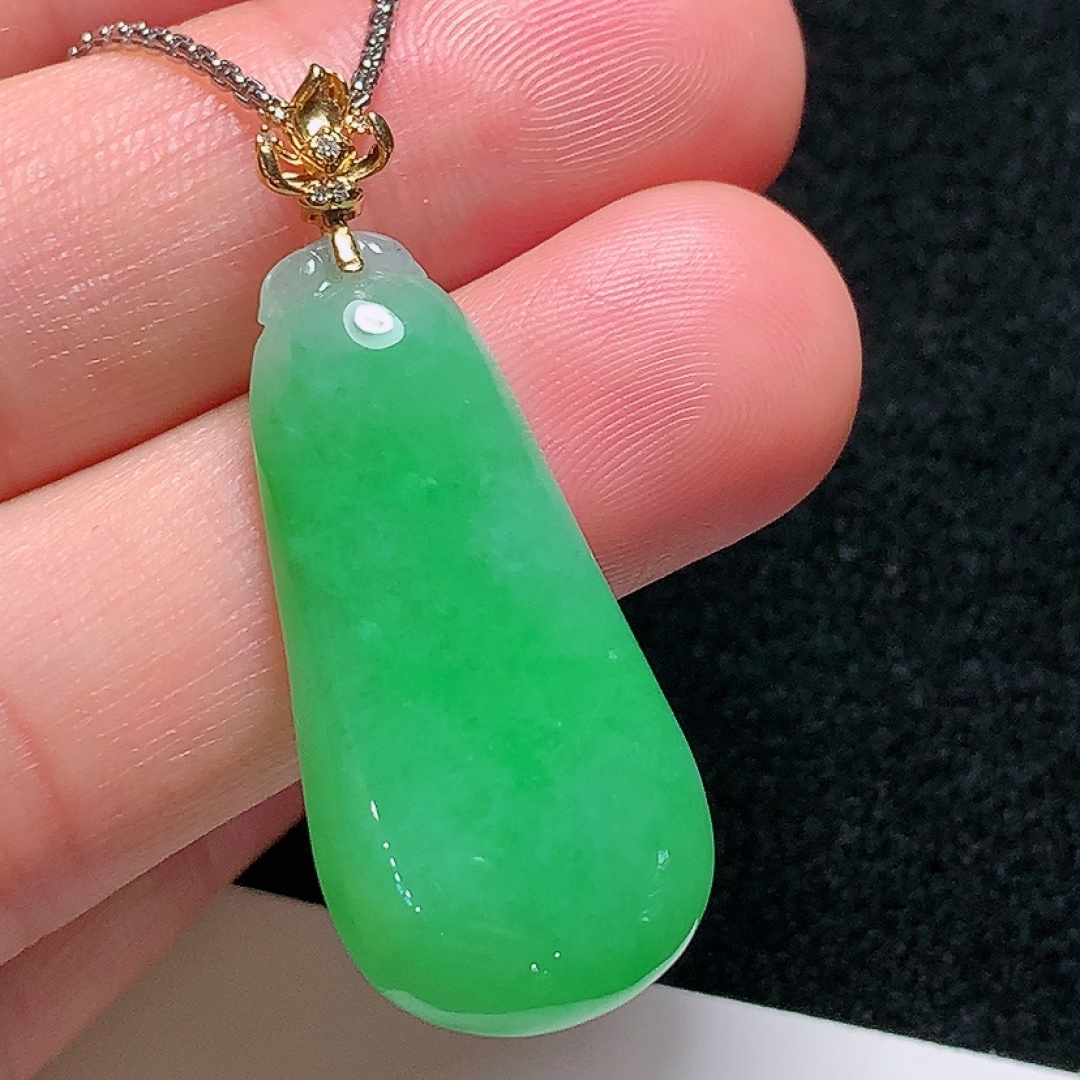 ️18k金镶嵌冰种阳绿福瓜，种老水头好，清爽漂亮，饱满完美，整体：40.4mm裸石：33.3/16