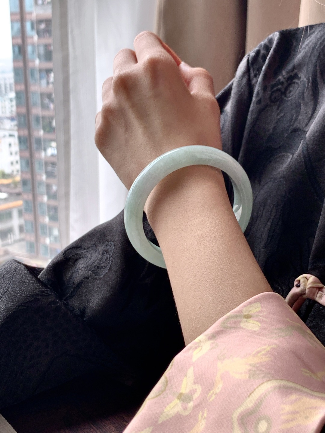 【手镯】正圈 圈口55.5-12.6-8.5【尺寸】55.5-12.6-8.5【说明】晴水化底 冰晴水 种老细腻 缅甸A货翡翠 无裂【重量】59.1克