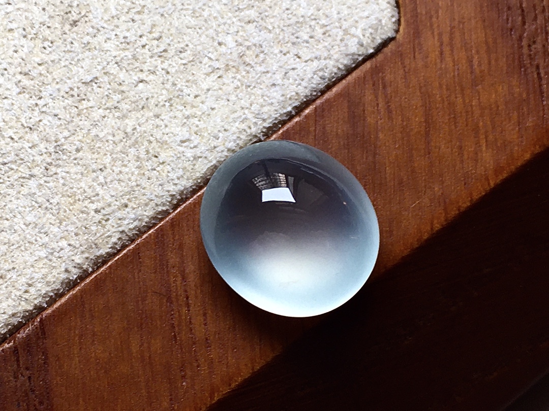 玻璃种底色蛋面 冰透感十足，起光感，无裂，尺寸12*10.8*6.3