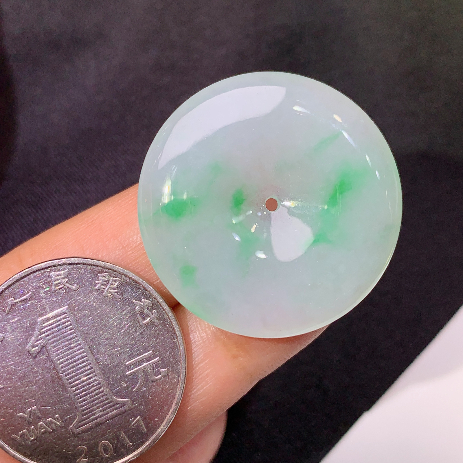 冰飘绿平安扣，冰冰润润，玉质细腻，种水足，Quq 尺寸29.8*5