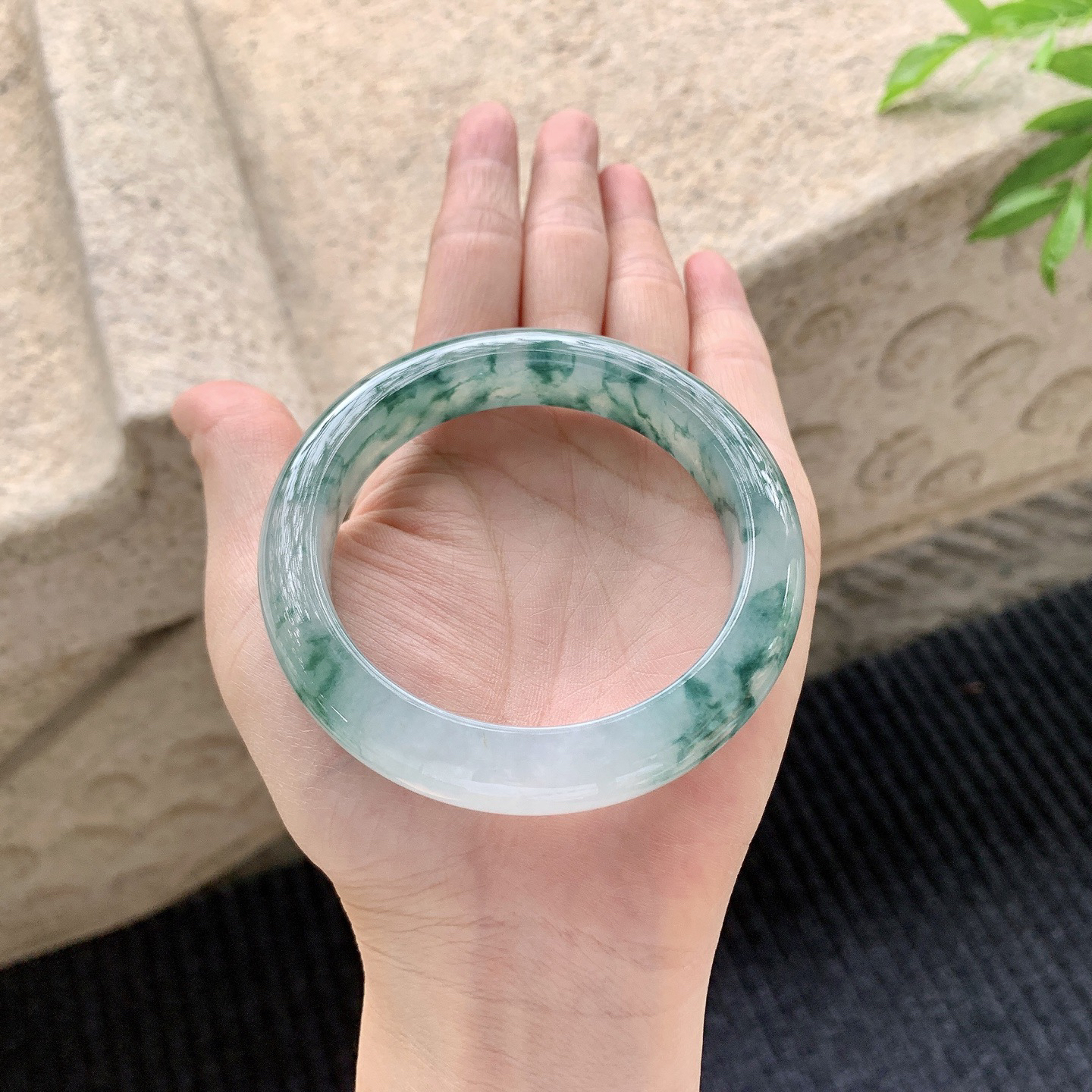 正圈56 57
【圈口】57/12/9.2
【描述】冰糯飘花，水润，种老，细腻，无纹裂！