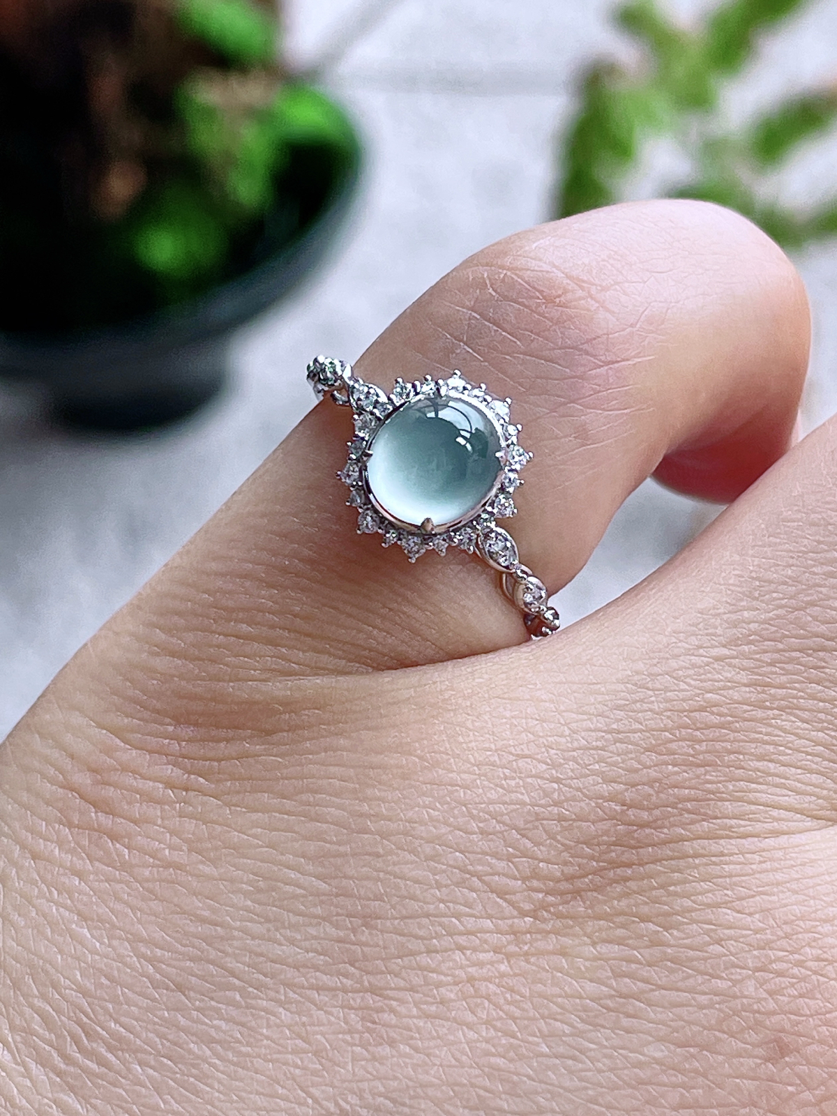 【镶嵌】高冰蛋面戒指  
【说明】缅料 18k金镶嵌 性价比高  
【整体】10.7-10-8.4
【裸石】7.2-6.3-4.6
【圈口】15号