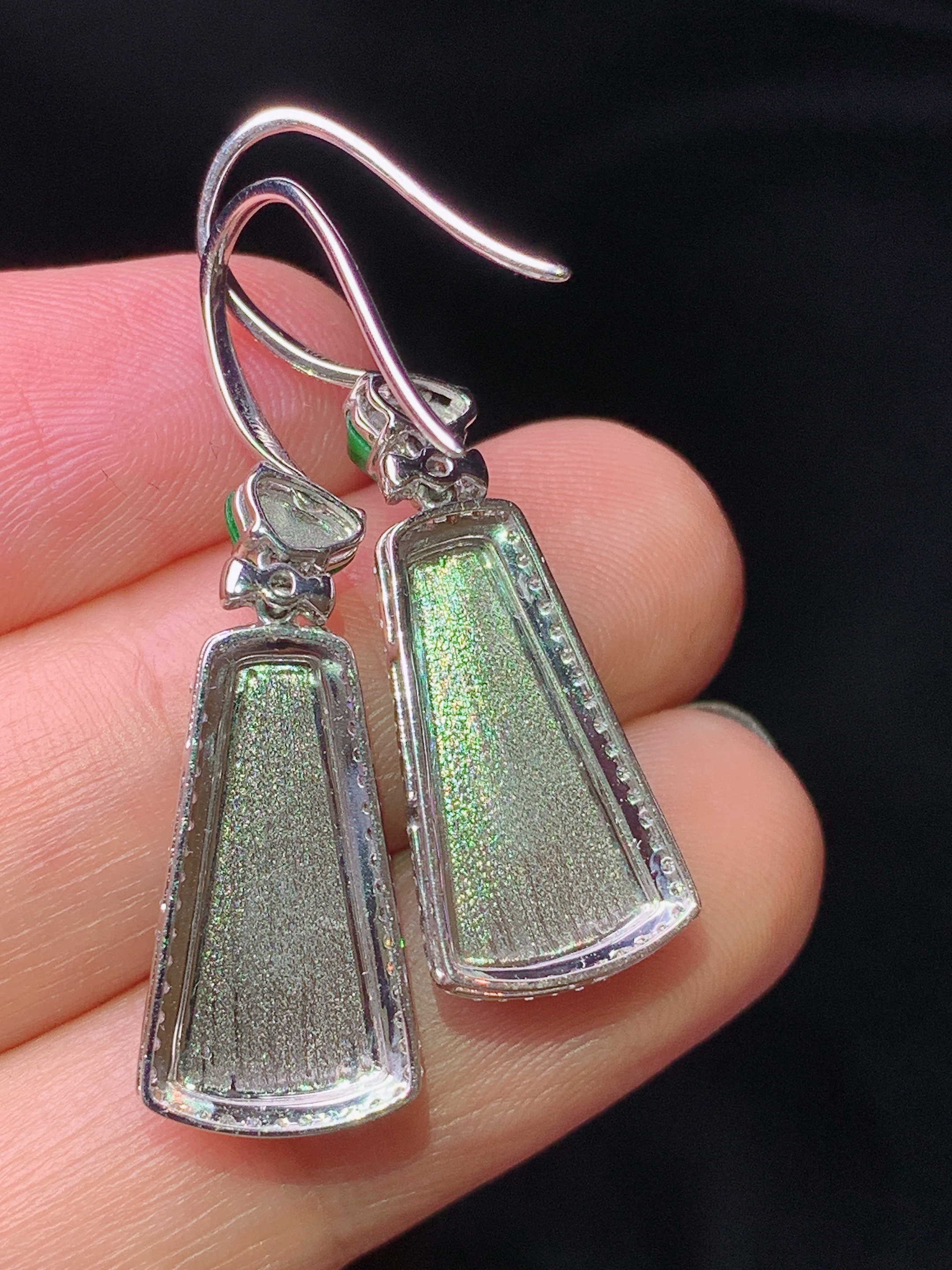 18k金钻镶嵌满绿无事牌耳坠 玉质细腻 色泽艳丽清新 水润亮眼 整体尺寸34*10*4.8h1