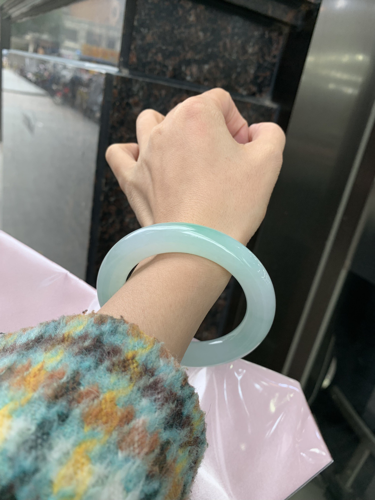 冰晴绿圆条
底妆冰润细腻，满圈淡雅晴绿，一抹绿花点缀，像初春嫩芽落入清泉，均匀柔和，抬眼就是一片宁静感。