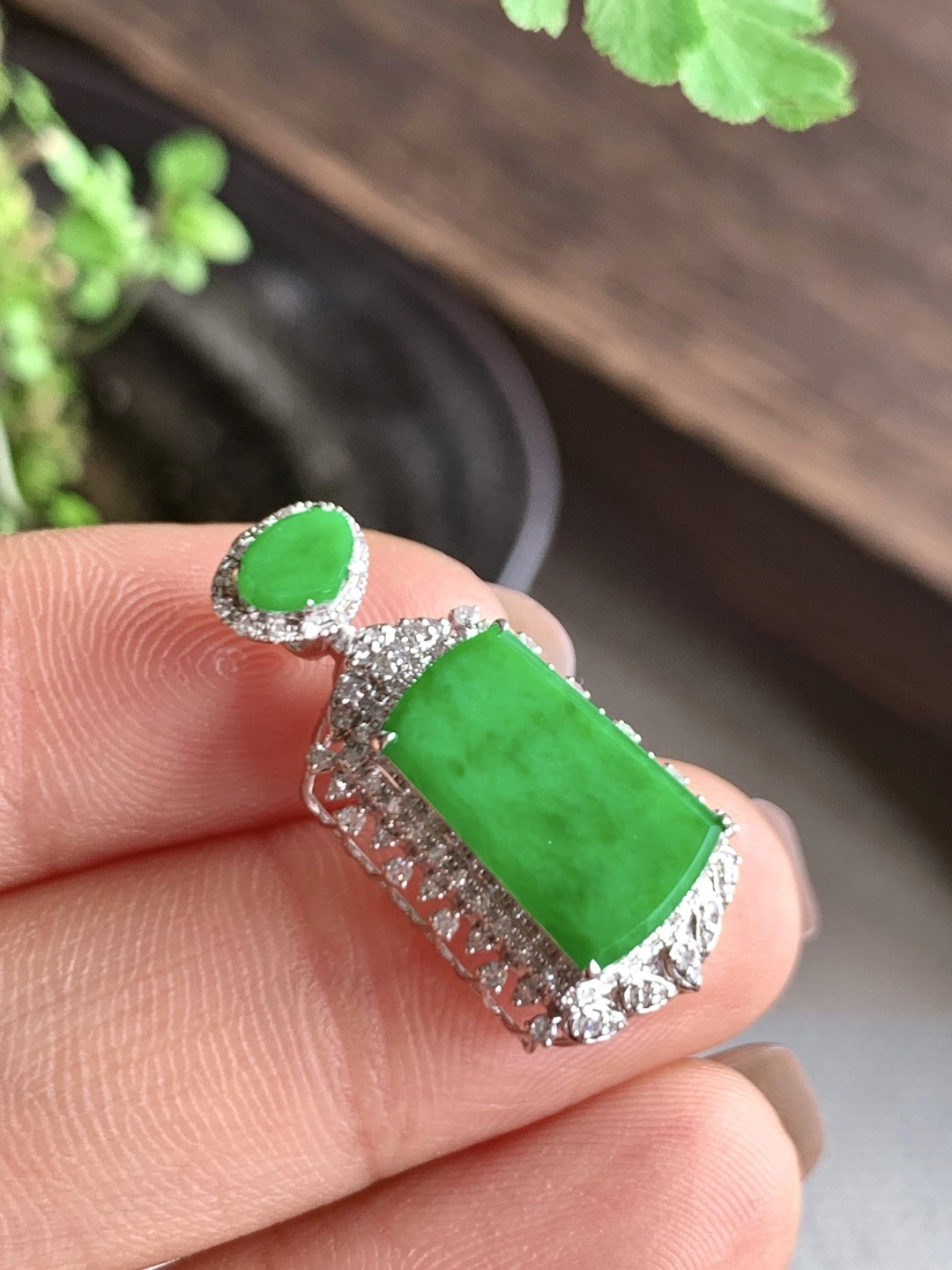 【镶嵌】冰阳绿无事牌飘绿花无事牌吊坠 【说明】缅料 18k金镶嵌 性比高 飘花 【整体】26.4-13.3-7.6 【裸石】13.5-9-1.4 【重量】2.5克