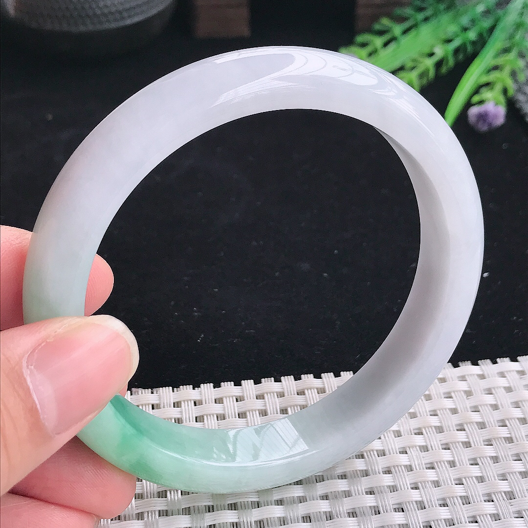 实拍A货翡翠62.5/12.5/8.5大圈口老坑精美温润飘绿手镯翡翠宽边玉镯平安镯美人镯