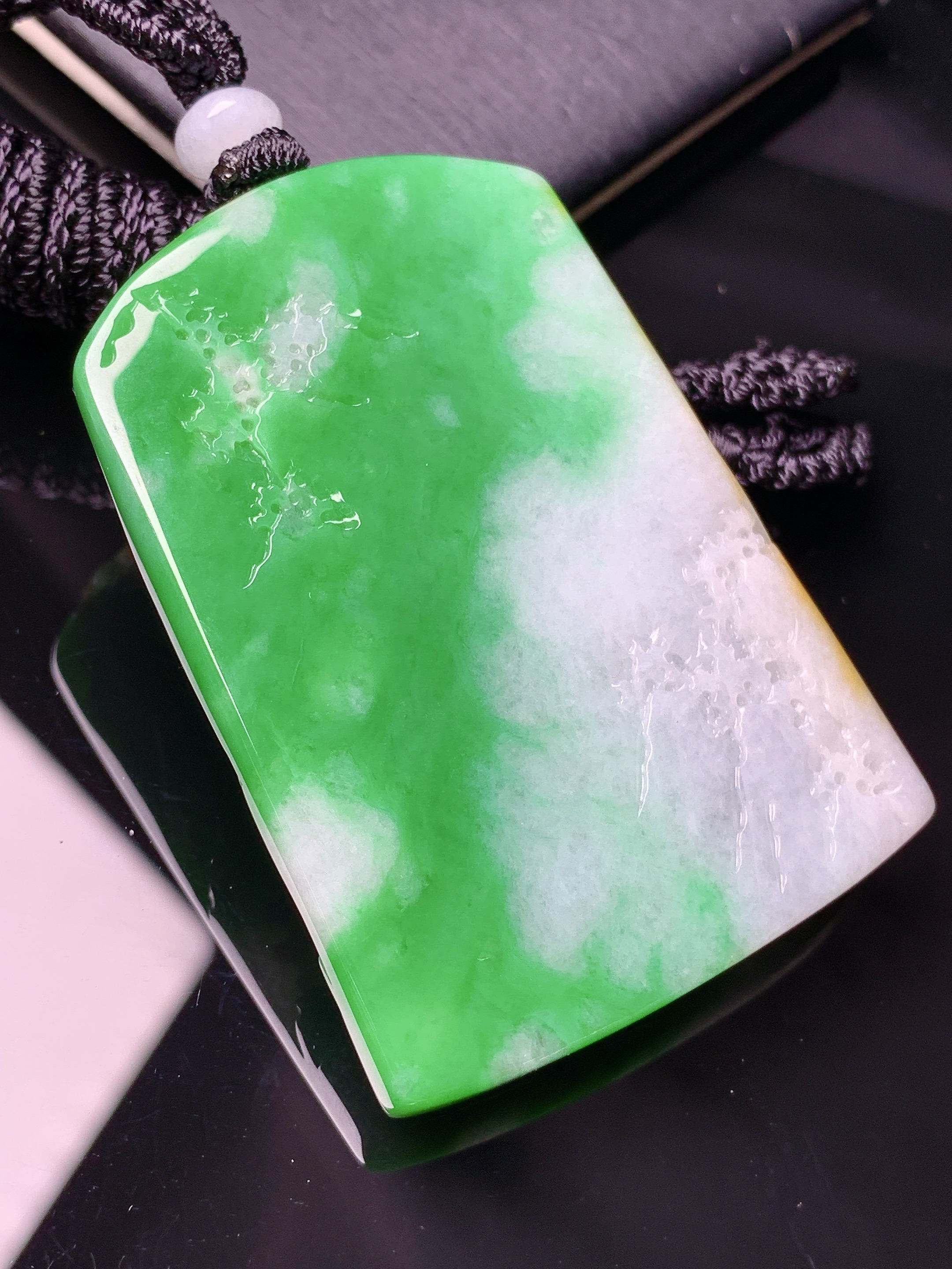 飘黄绿翡山水吊坠 玉质细腻 色泽艳丽清新 水润亮眼 整体尺寸54.5*38.5*7.2w1