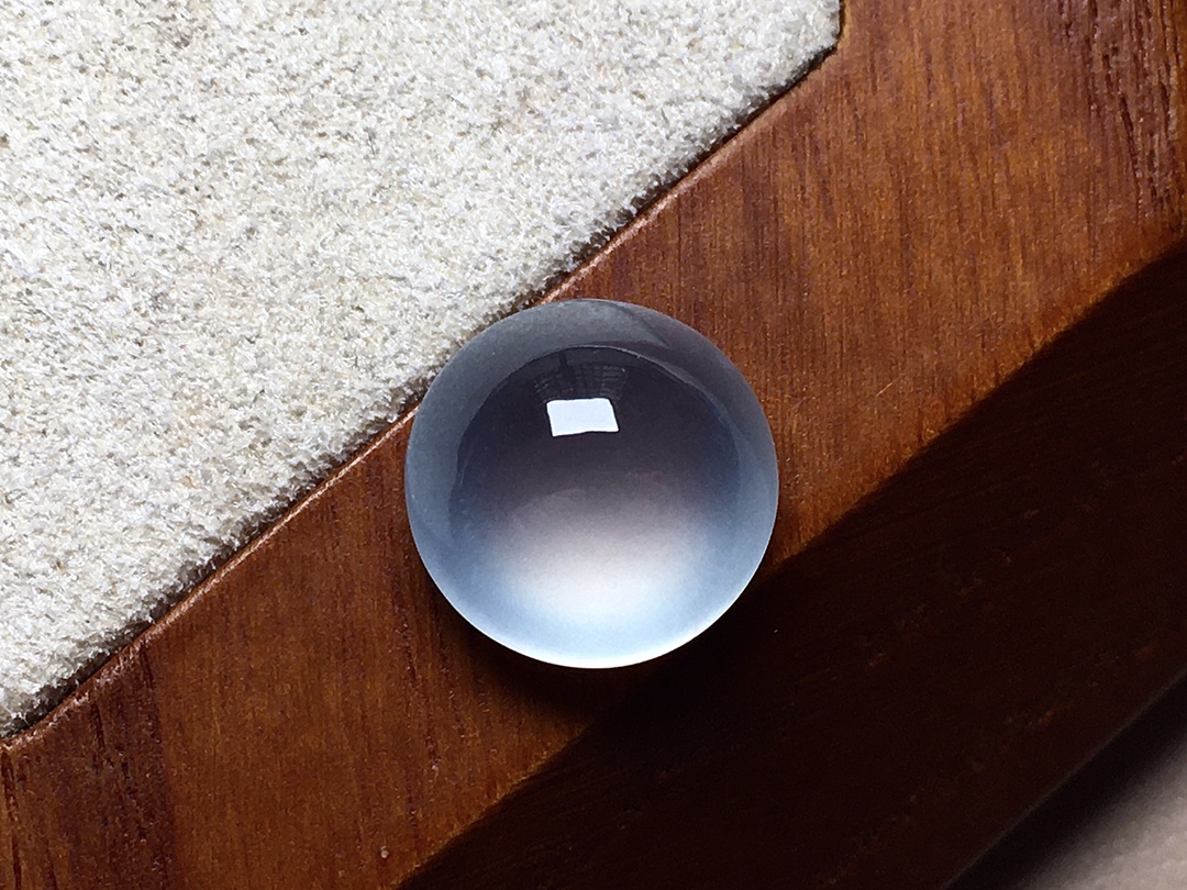 玻璃种蓝底圆蛋面 底色淡雅，冰透感十足，无裂，尺寸12*6.6