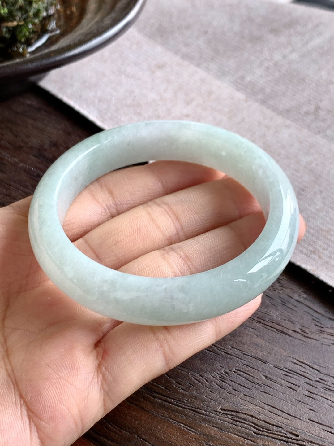 【手镯】正圈 圈口55.5-12.6-8.5【尺寸】55.5-12.6-8.5【说明】晴水化底 冰晴水 种老细腻 缅甸A货翡翠 无裂【重量】59.1克