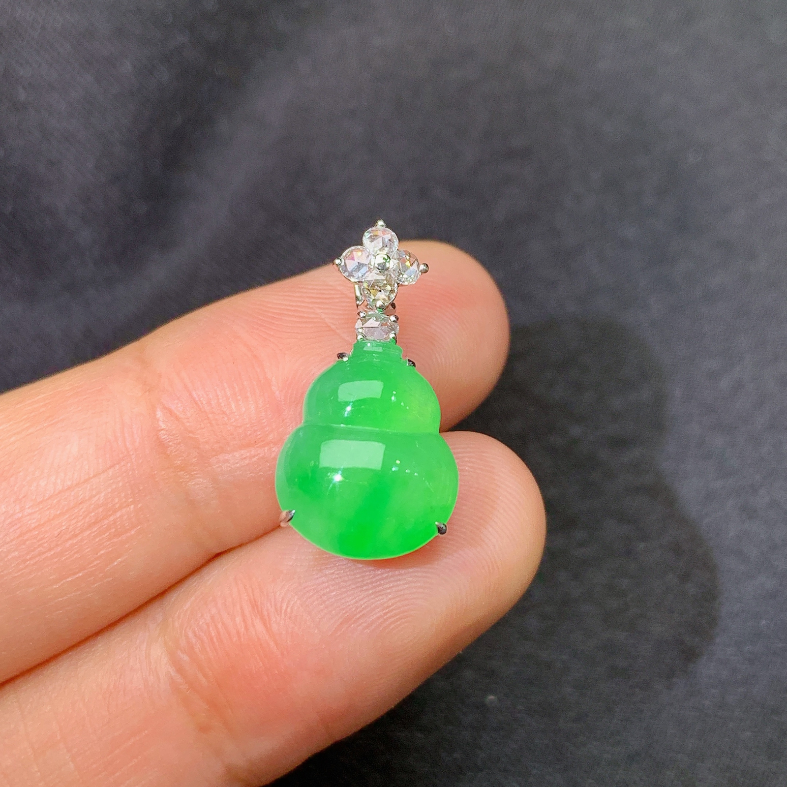 冰阳绿葫芦吊坠，18k金镶嵌，冰润色阳，玉质细腻，种水足，Y4 尺寸19.3*10*7.3