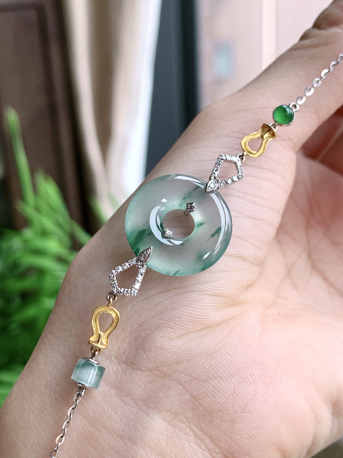 【镶嵌】高冰飘花甜甜圈手链
【说明】缅料 18k金镶嵌 性价比高  
【裸石】18.2-3.4..