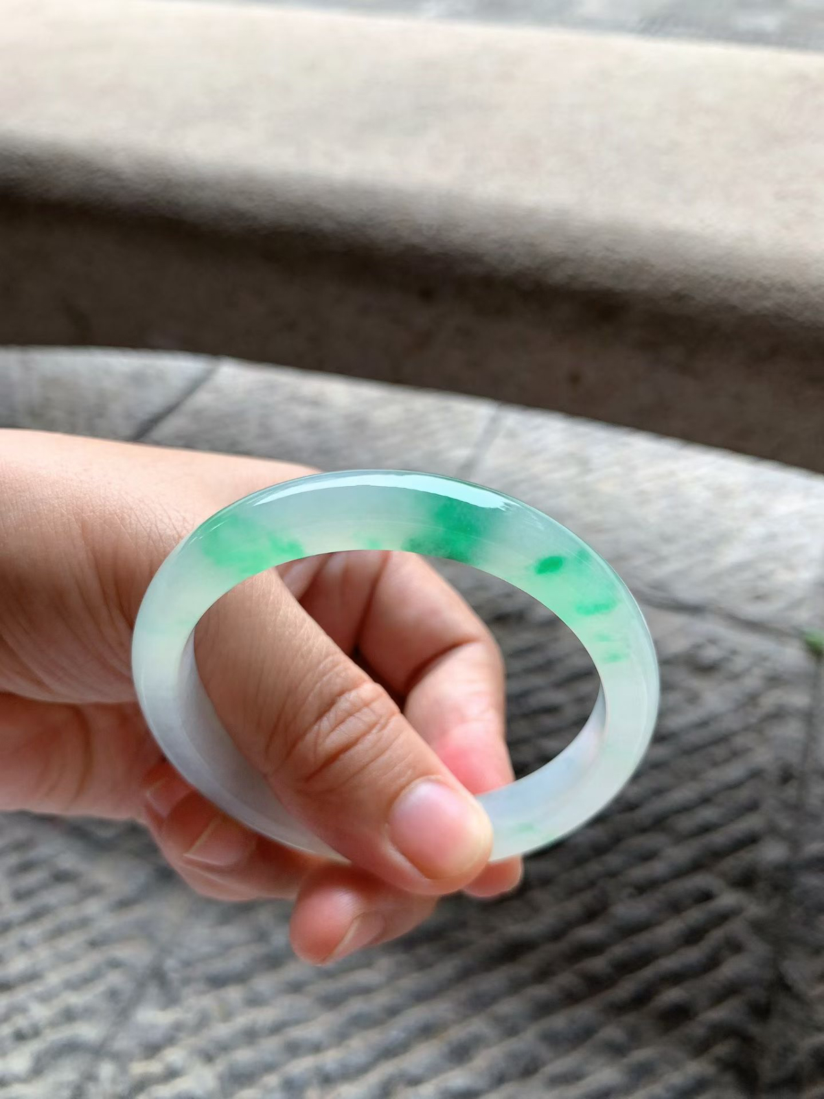 飘阳绿正圈手镯尺寸55.5*10*7.2 种质细腻，通透水润，胶润无比，底子干净清爽，翠色鲜阳，青