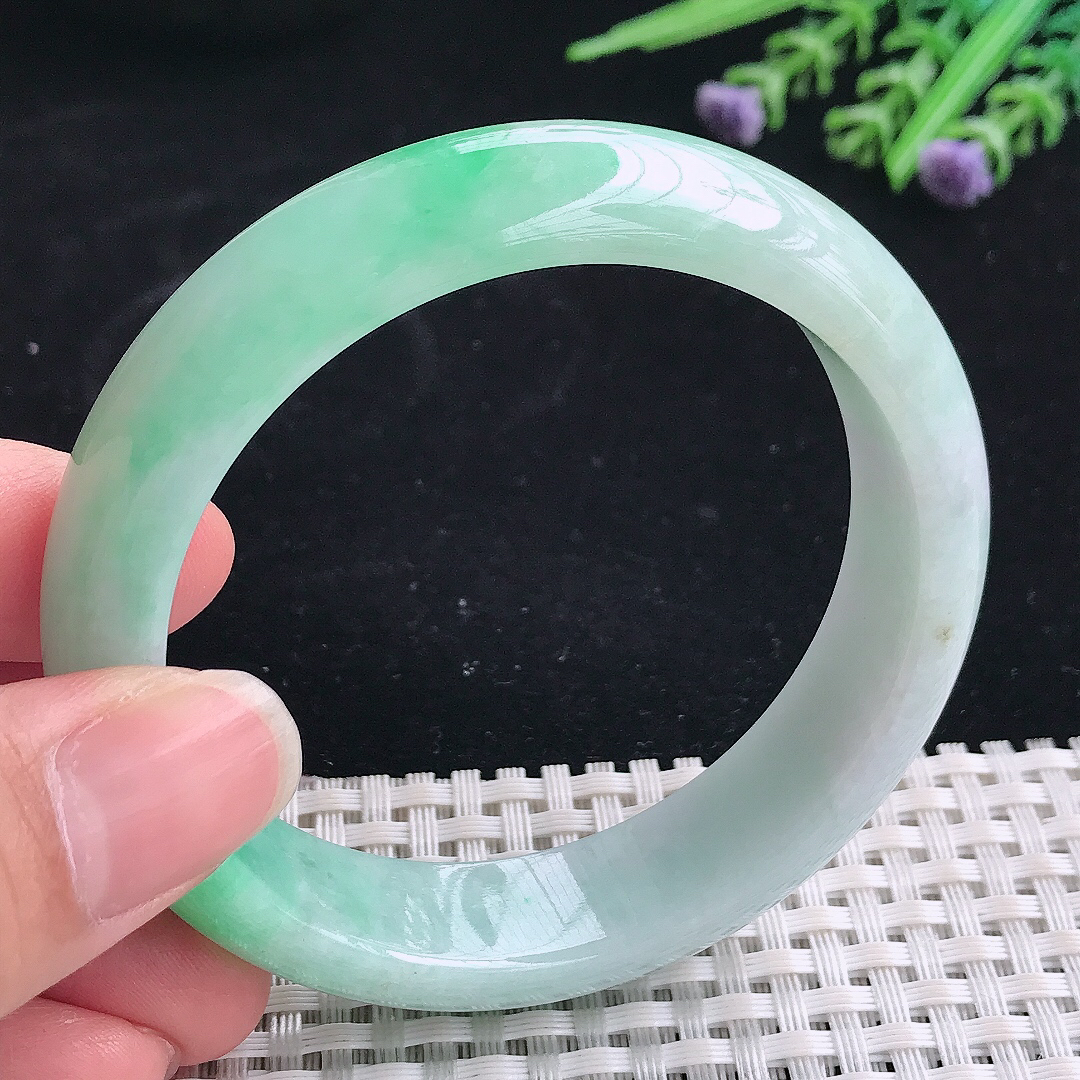 实拍A货翡翠57/14.6/8.2老坑精美温润飘阳绿手镯翡翠宽边玉镯平安镯美人镯