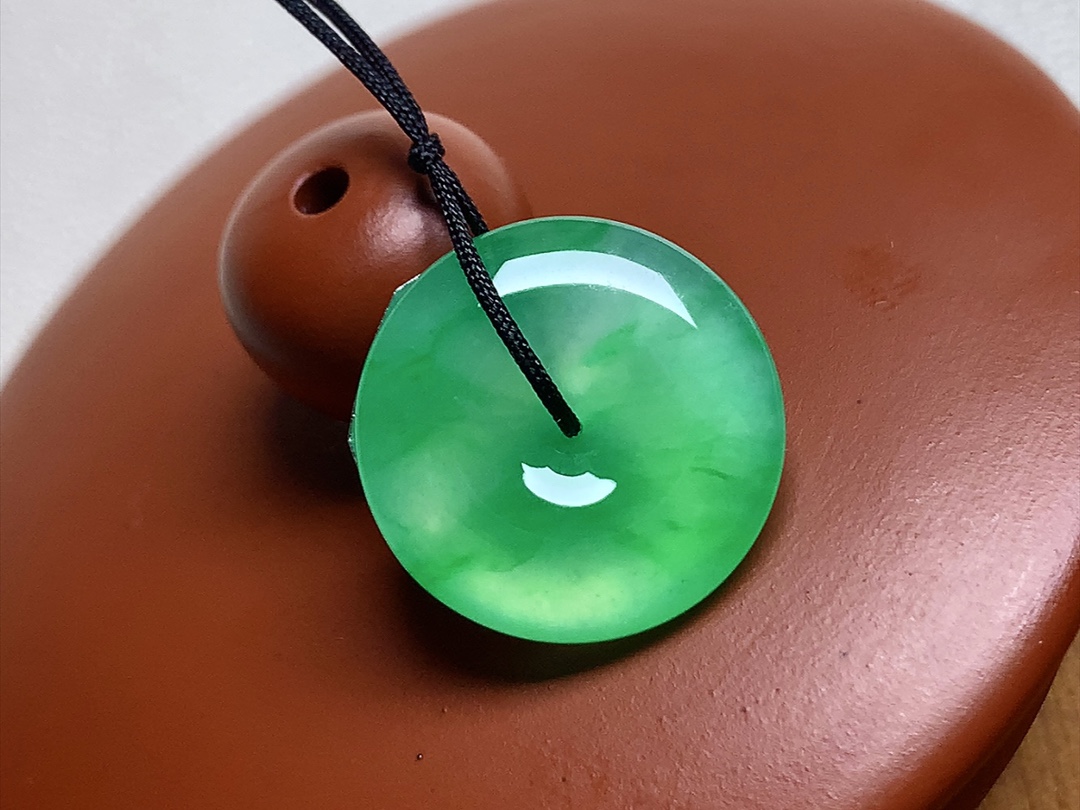 高冰金丝绿怀古 色泽青翠漂亮，种水，无裂尺寸15.6*3.8