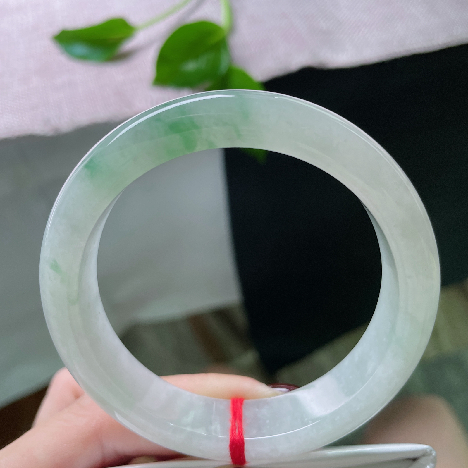 56.5/12.6/8.7，飘绿正圈，水头好，种老，一潭春水，被风吹皱，便飘出了这抹翠意..