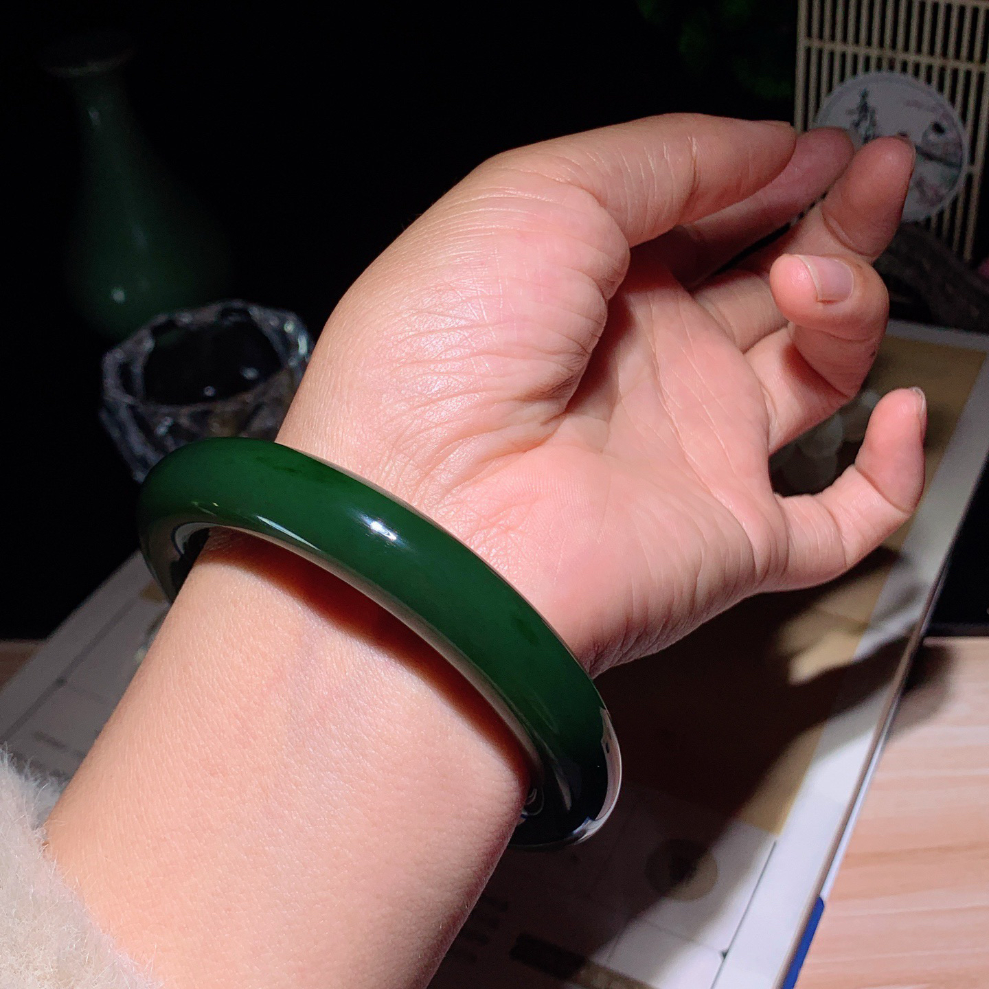 60圈口和田玉七号矿红皮料阳绿俄罗斯碧玉手镯！60圈口尺寸13/12重90.4克 玉质细腻油润 底色纯净 脂粉好，品质好。lt260413