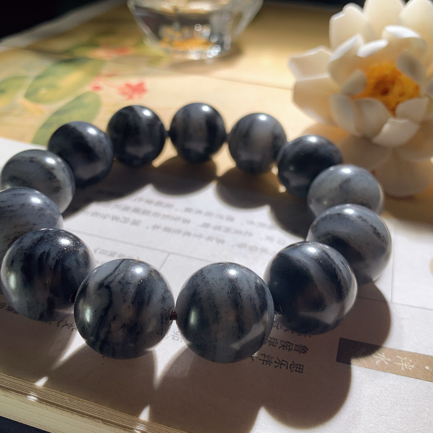 新疆和田玉籽料青花手串 单颗尺寸17！玉质细腻油润。手推出油。佩戴高端典雅。lt260413