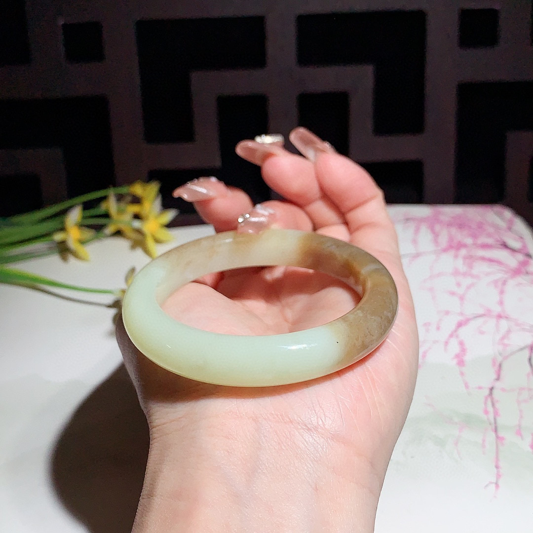 和田玉52.5圈且末糖手镯！玉质细腻油润 底色纯净 无裂无杂 脂粉好，品质高。