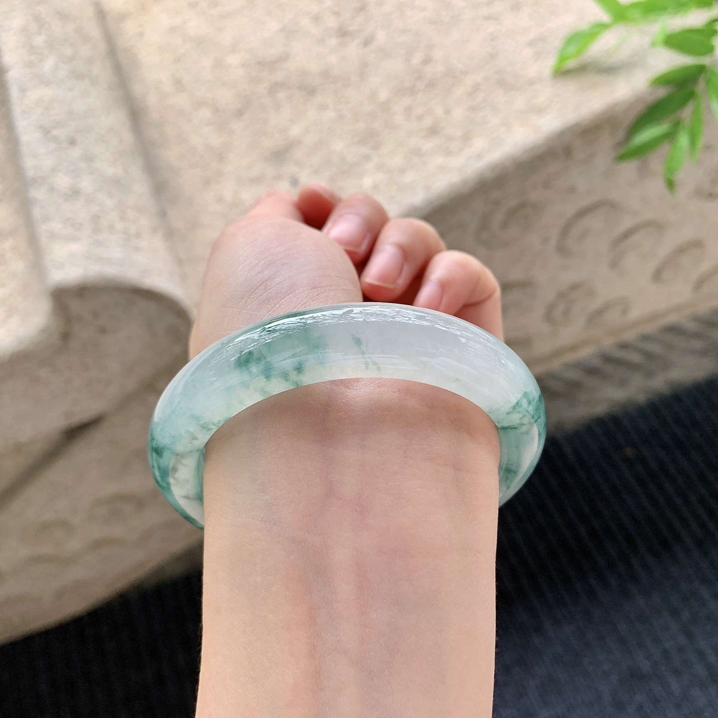 正圈56 57
【圈口】57/12/9.2
【描述】冰糯飘花，水润，种老，细腻，无纹裂！