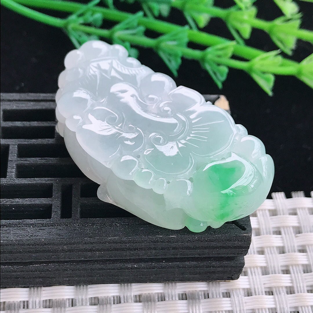 实拍A货翡翠46/23.8/12.2老坑秀气冰润飘绿貔貅吊坠翡翠玉牌