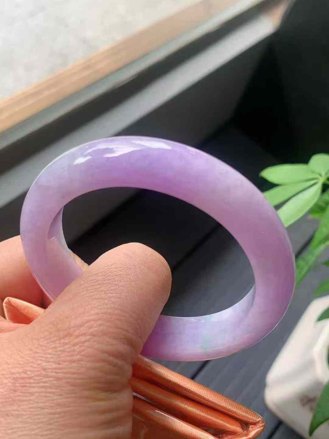 【翡翠名称】老坑种紫罗兰52.2正圈口手镯
【翡翠尺寸】52.2/12.2/8.9mm适合51-53.5正圈口佩戴
【翡翠描述】宝贝种老水足，玉质细腻，色泽靓丽，性价比高，佩戴效果好！
【其它赠送】权威证书/精美挂绳盒子/支持全国复检