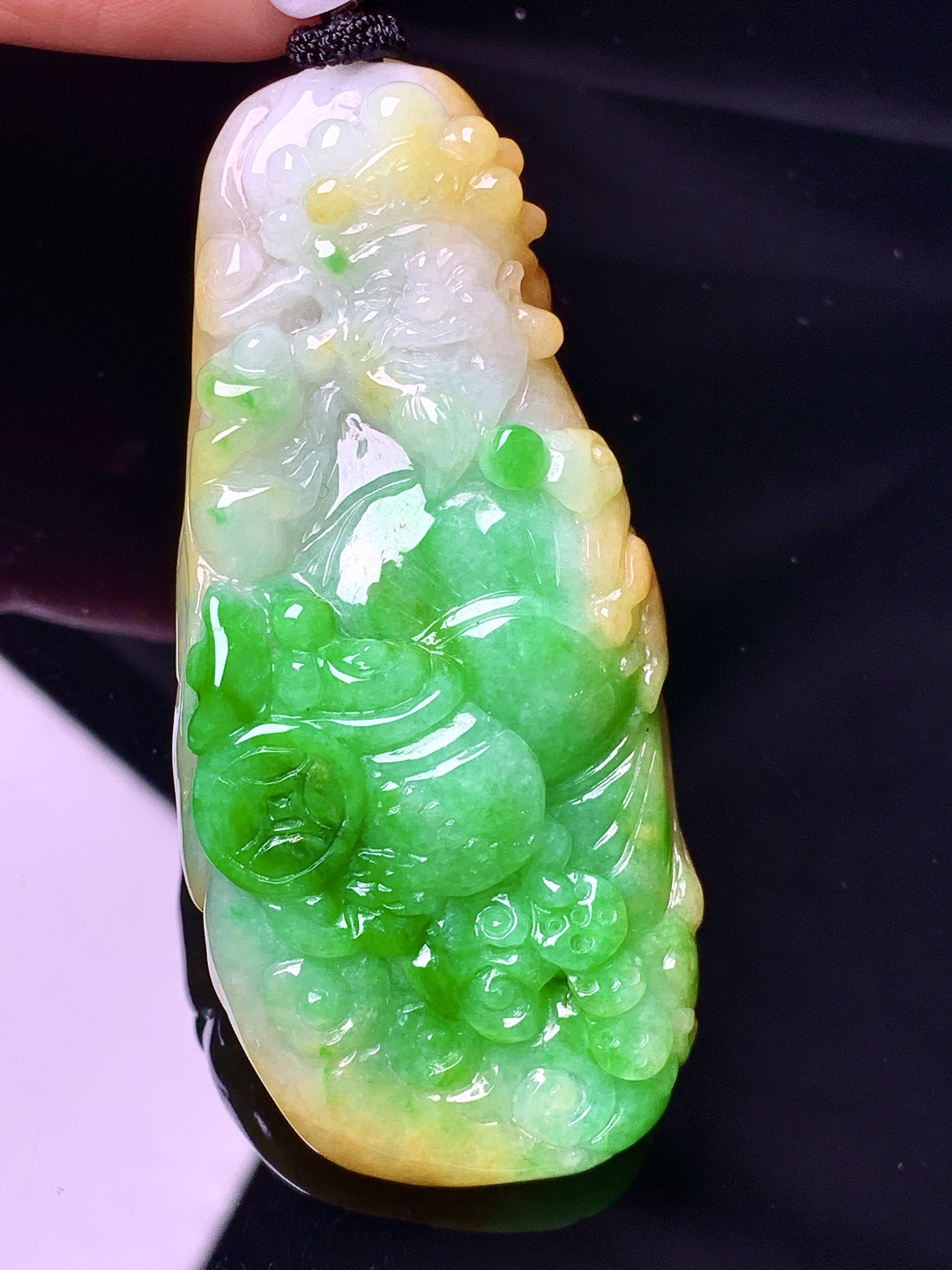 飘黄绿佛财神吊坠 玉质细腻 色泽艳丽清新 水润亮眼 整体尺寸66.5*30.2*14.2w1