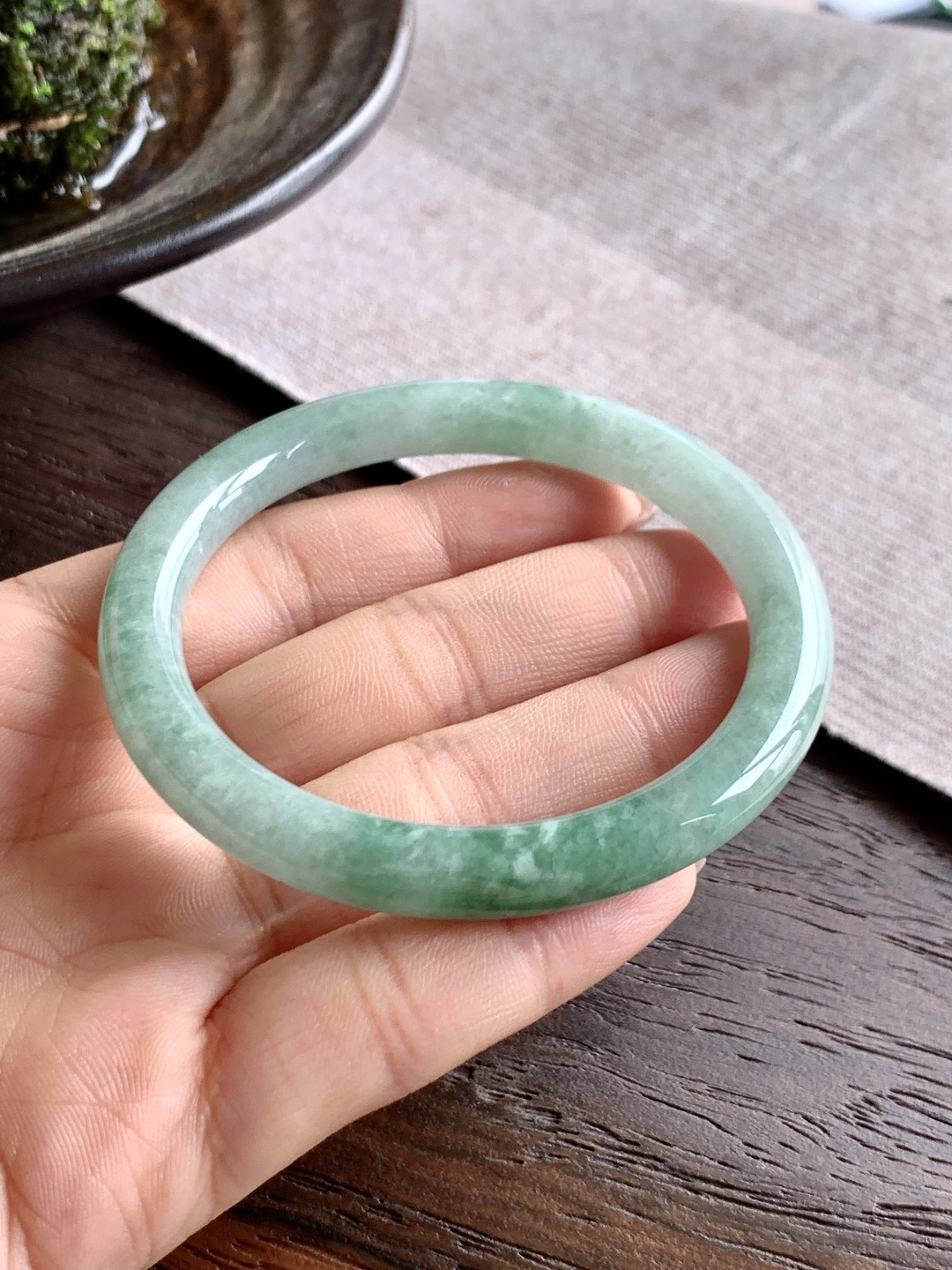 圆条 圈口56 57 55.6-7.7-7.8 飘花莹润 冰飘花 种老细腻 缅甸A货翡翠 有细纹 33.5克