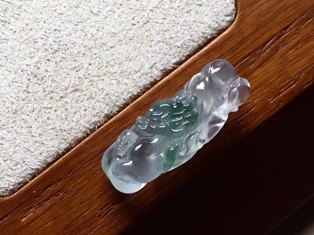 玻璃种飘花小龙牌 雕工很细致，栩栩如生，无裂 尺寸20.2*7.3*7