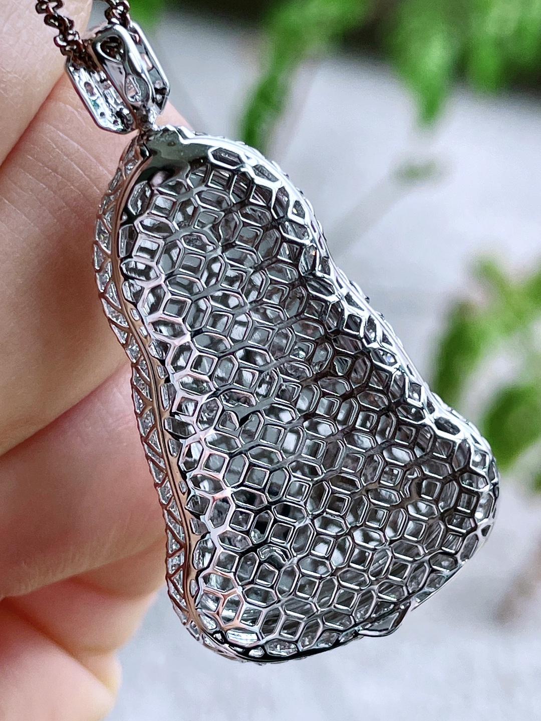 【镶嵌】高冰观音素衣观音吊坠 【说明】缅料 18k金镶嵌 无裂 性比高 【整体】46.6-24.7-11.1 【裸石】34.3-21.8-3.8 【重量】10.5克