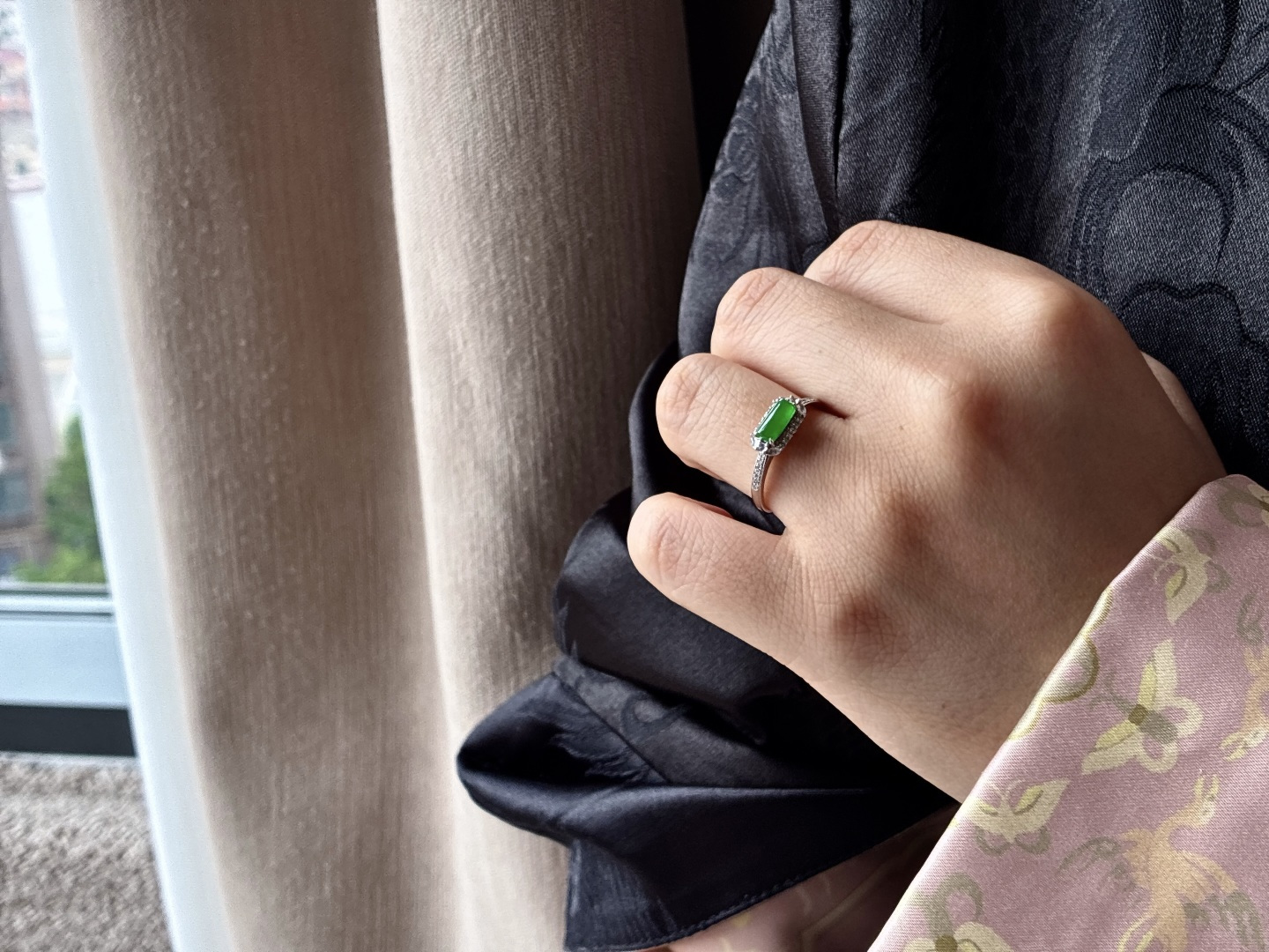 【镶嵌】️冰阳绿马鞍戒指【说明】缅料  18k金镶嵌 性比高【整体】10.7-5.7-5.6【裸石】7-3.4-2【圈口】15号【重量】2.2克