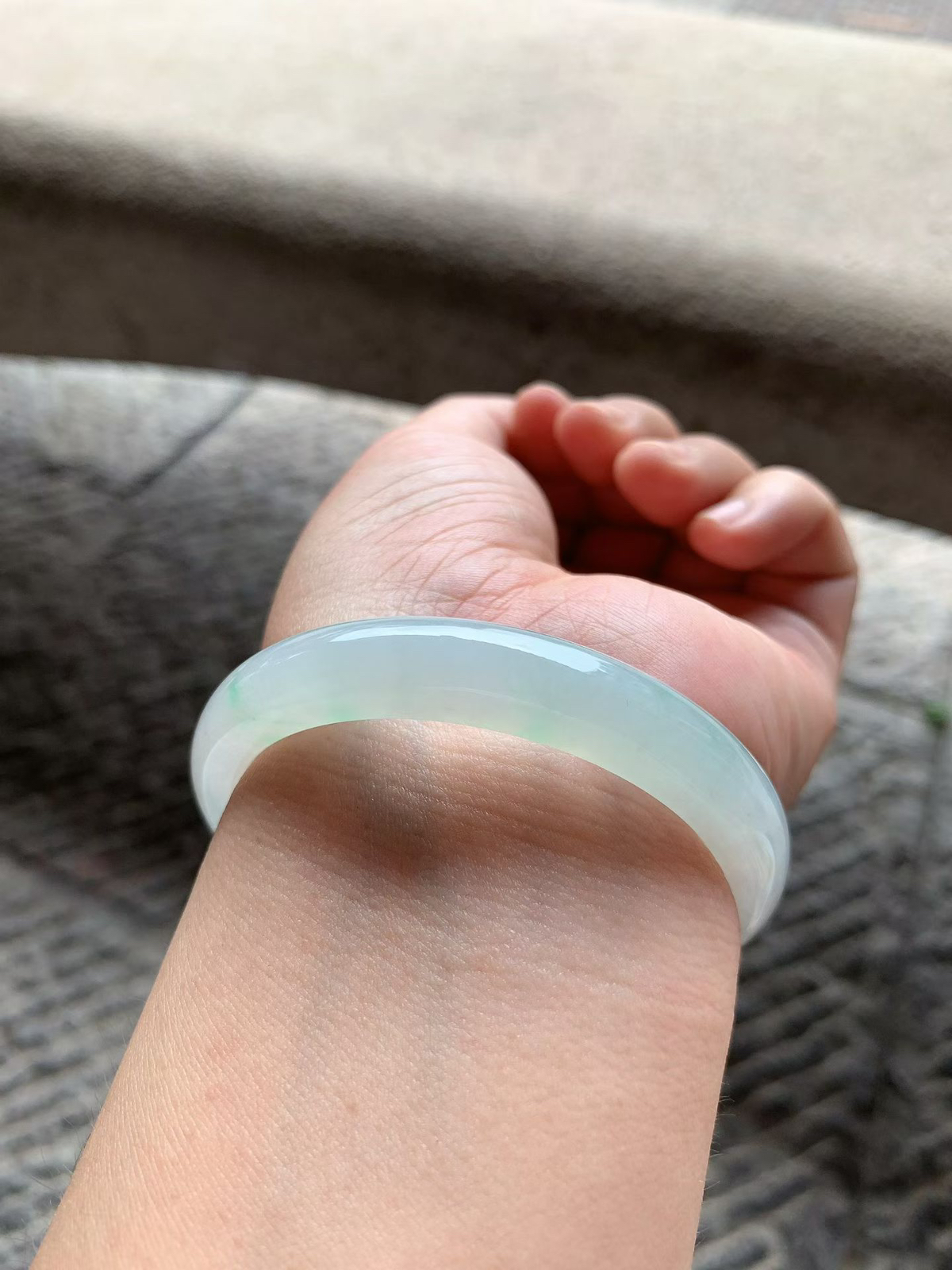 飘阳绿正圈手镯尺寸55.5*10*7.2 种质细腻，通透水润，胶润无比，底子干净清爽，翠色鲜阳，青翠耀眼！