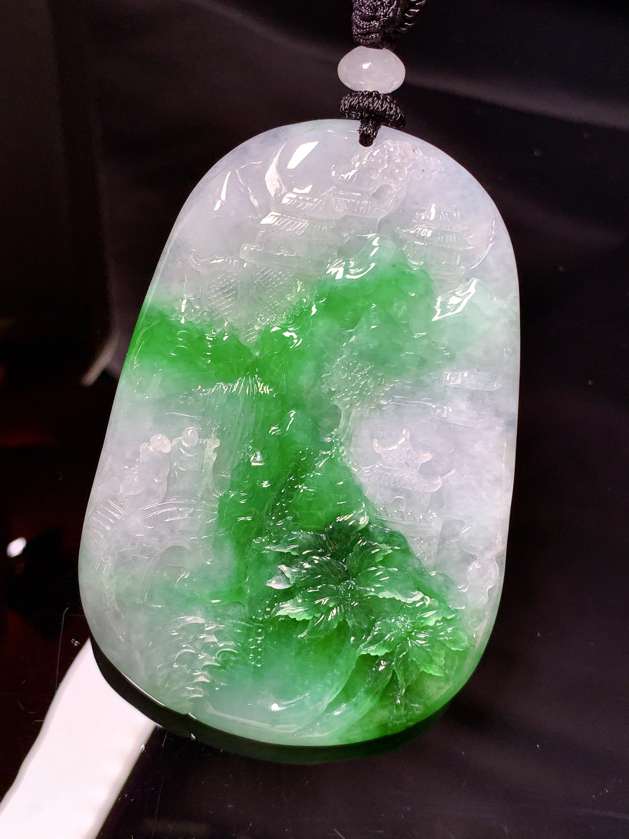 飘绿山水牌子吊坠 玉质细腻 色泽艳丽清新 水润亮眼 整体尺寸63*42.8*6.5w1