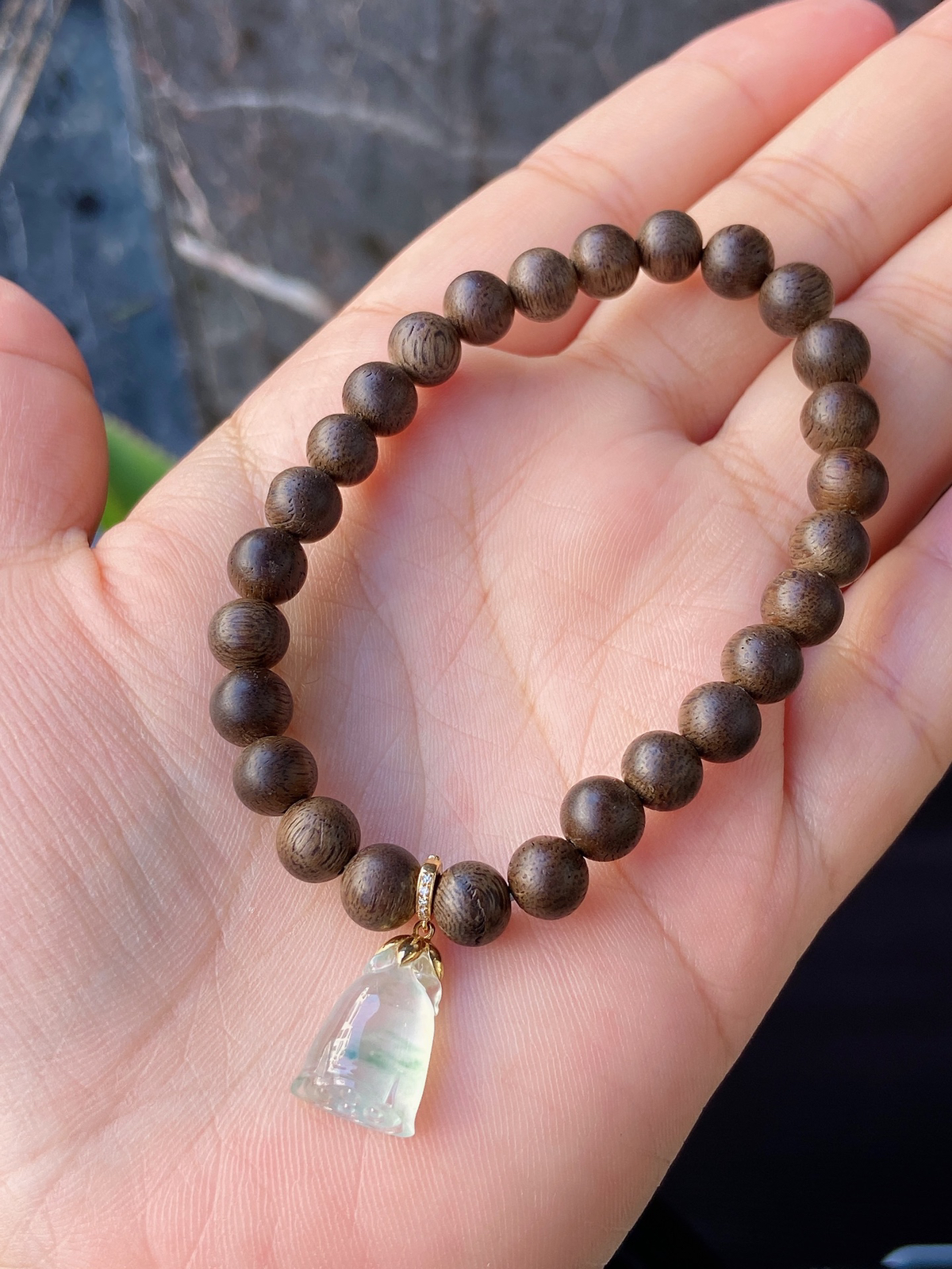 冰飘花莲蓬万能扣
18k金镶嵌，飘花灵动