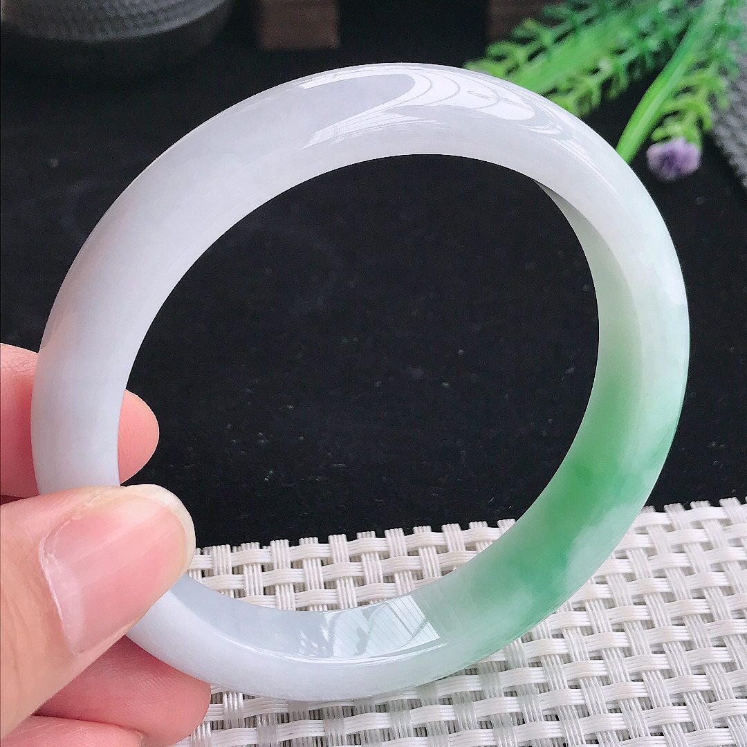 实拍A货翡翠62.5/12.5/8.5大圈口老坑精美温润飘绿手镯翡翠宽边玉镯平安镯美人镯