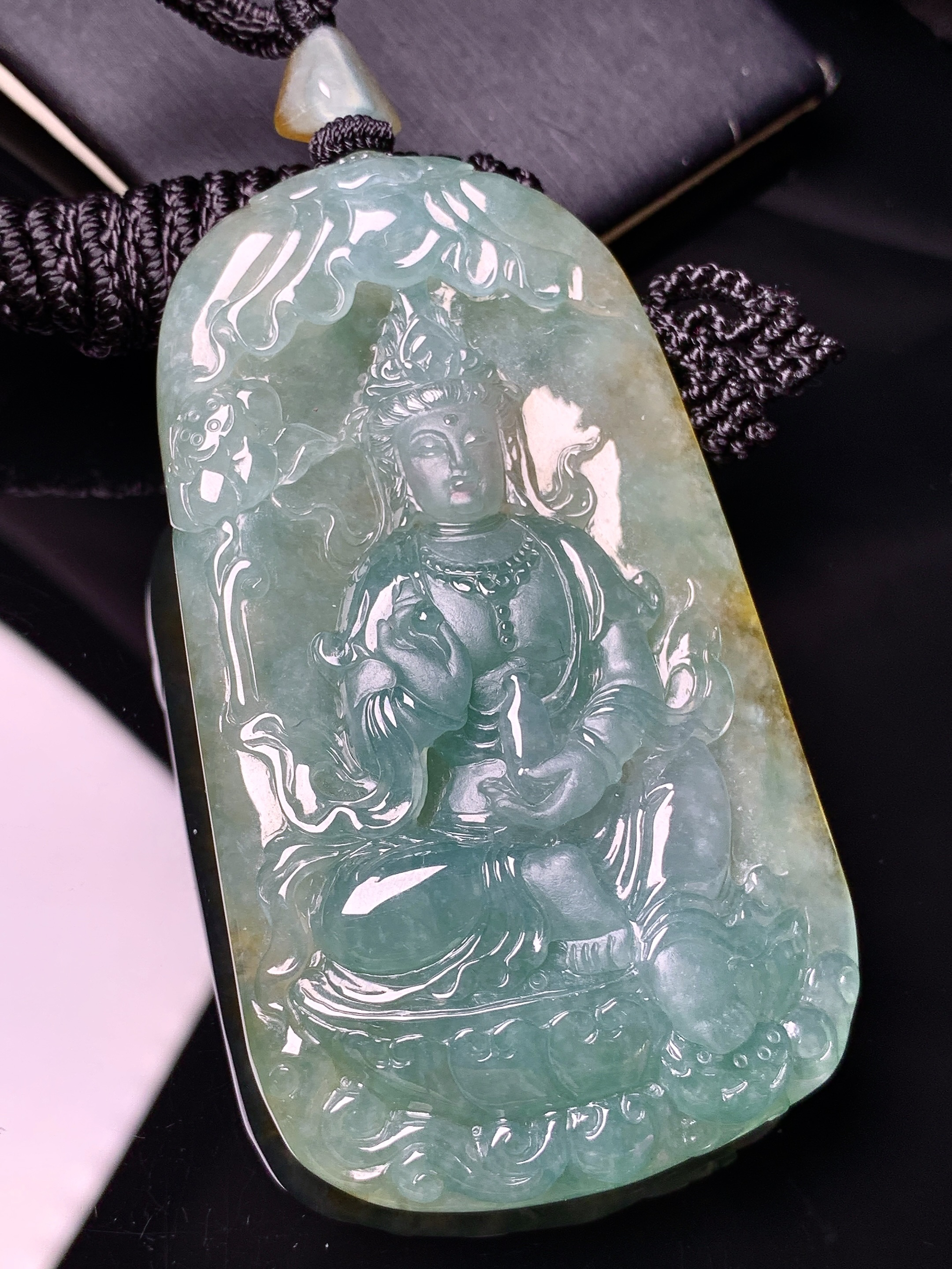 飘黄翡度母观音菩萨吊坠 玉质细腻 色泽艳丽清新 水润亮眼 整体尺寸71.5*41.6*11L1