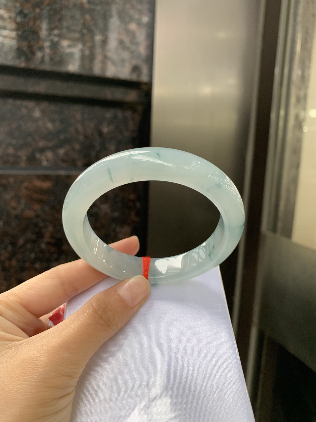 冰飘蓝花正圈，无暇
底妆冰润细腻，冰底中开出朵朵兰花，飘逸灵动，勾勒出一副唯美诗意的山水意境画，古典优雅又大气