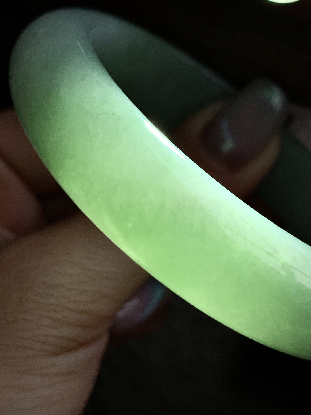 【手镯】正圈 圈口56.9-13.6-8.7【说明】晴水化底 冰晴水 种老细腻 缅甸A货翡翠 有细纹 【重量】64.1克