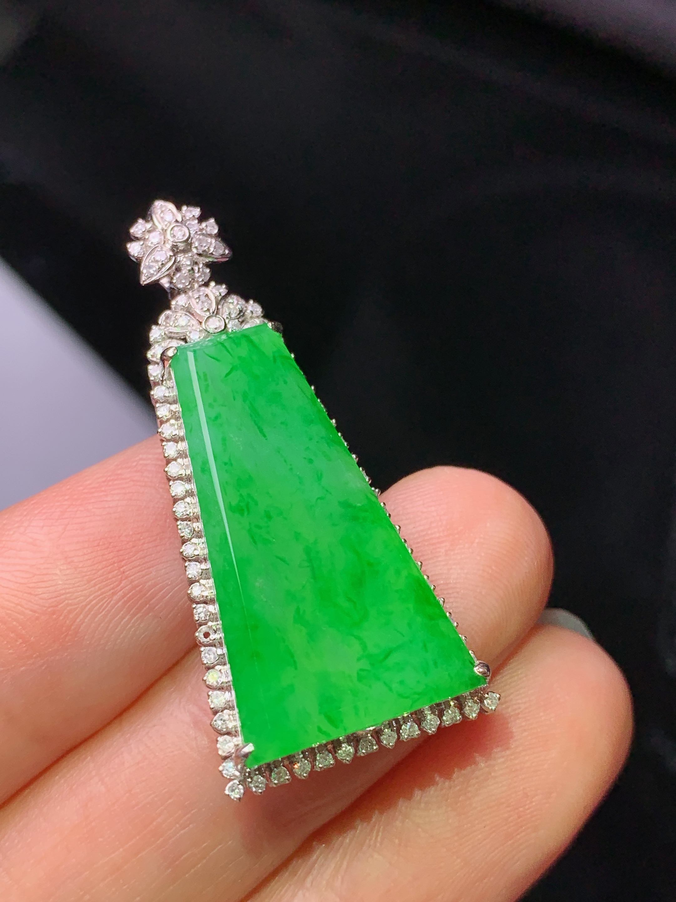 18k金钻镶嵌翠绿无事牌吊坠 玉质细腻 色泽艳丽清新 水润亮眼 整体尺寸37*16.8*6.2m2