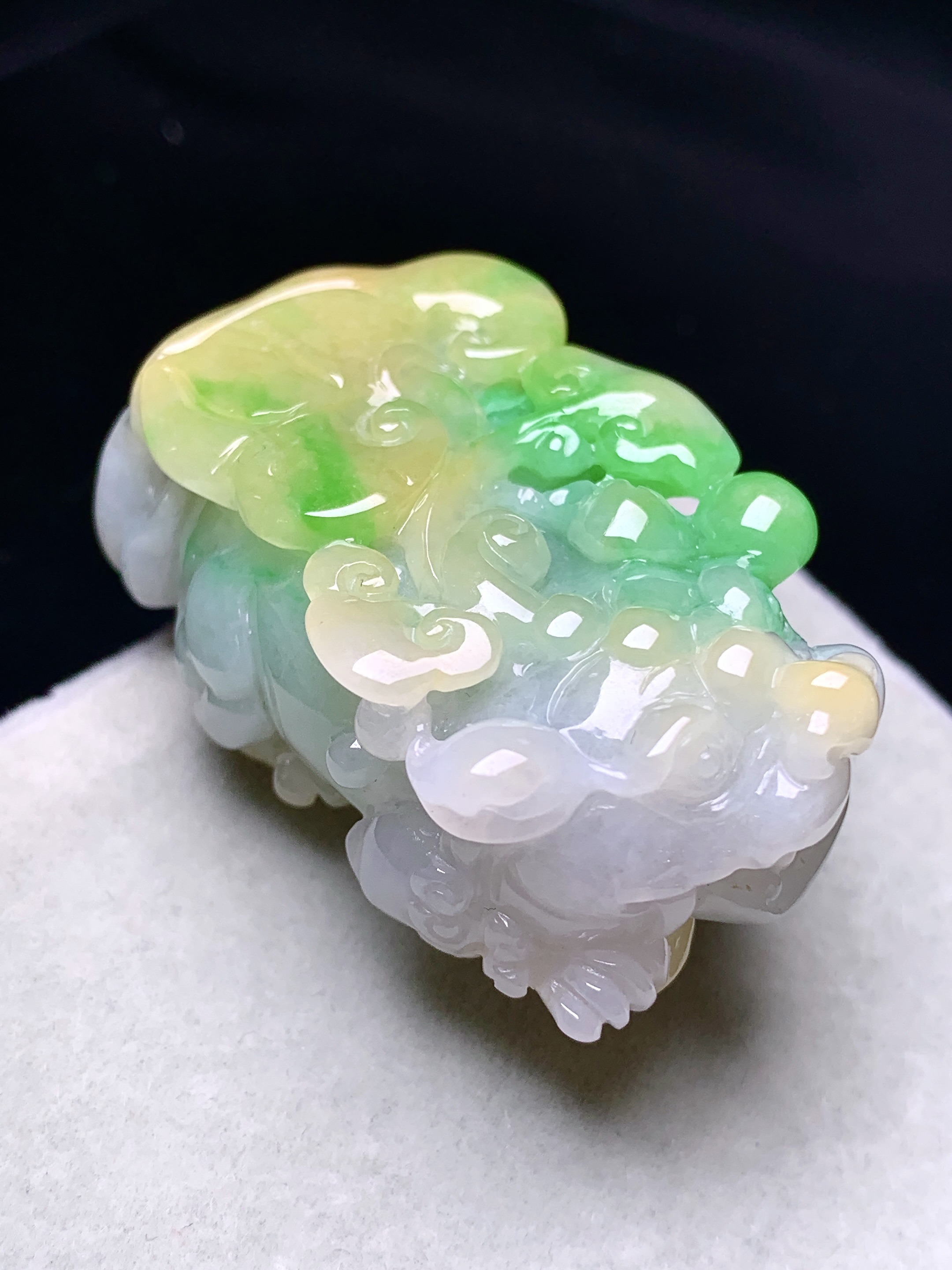 飘绿貔貅吊坠 玉质细腻 色泽艳丽清新 水润亮眼 整体尺寸39.5*26*16w1