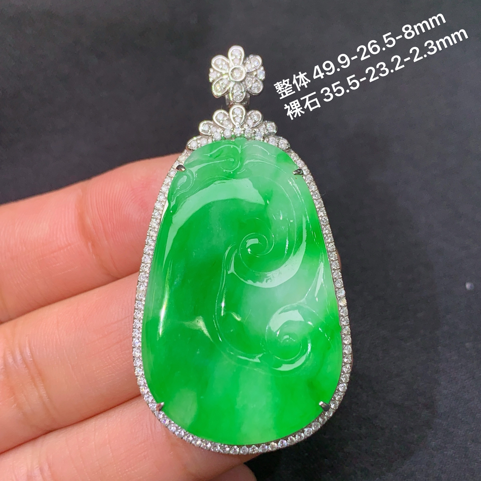 阳绿如意吊坠，18k金镶嵌，冰润色阳，玉质细腻，种水足，Nn 尺寸49.9*26.5*8