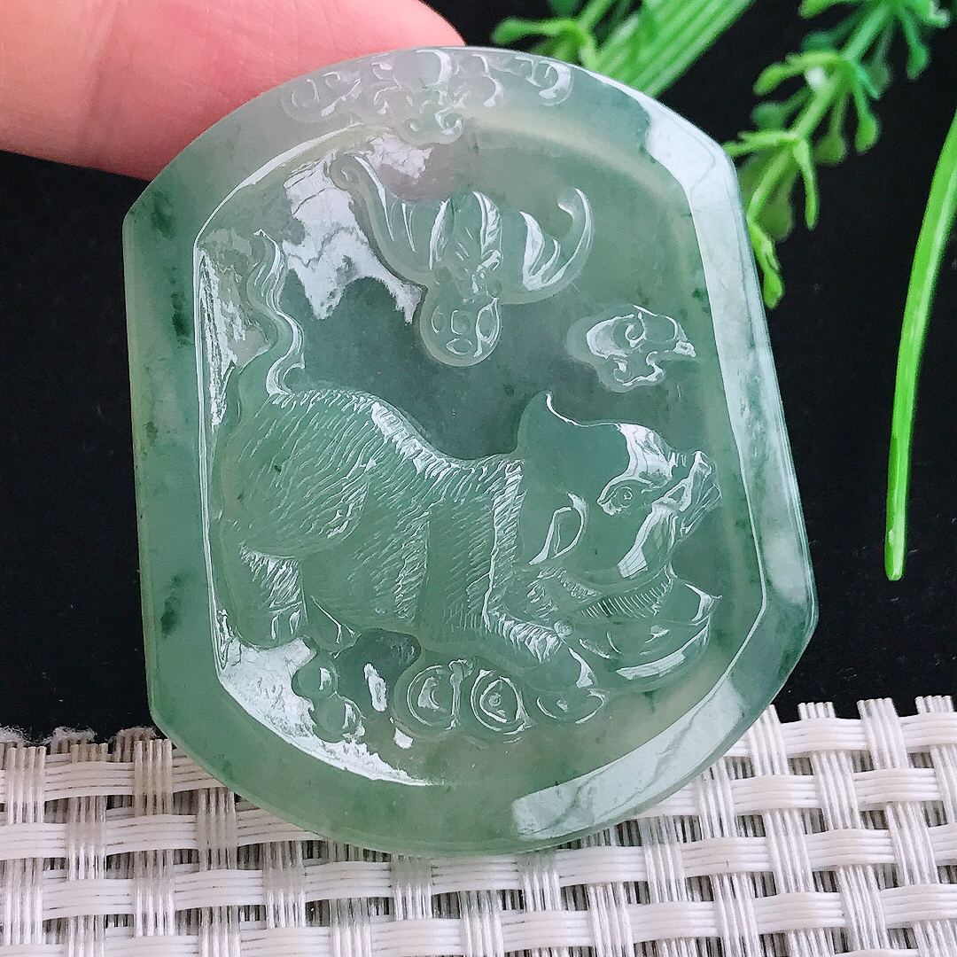 实拍A货翡翠52.6/44/4.8老坑冰胶水灵满绿招财猪吊坠生肖猪牌