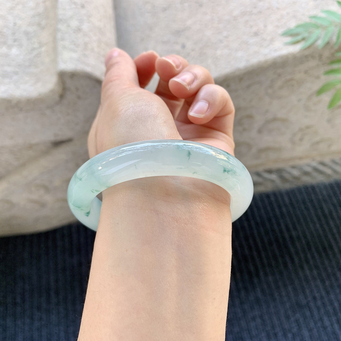 正圈56 57
【圈口】57.5/12.7/9.2
【描述】冰糯飘花，清透，水润，种老，细腻，无纹裂！