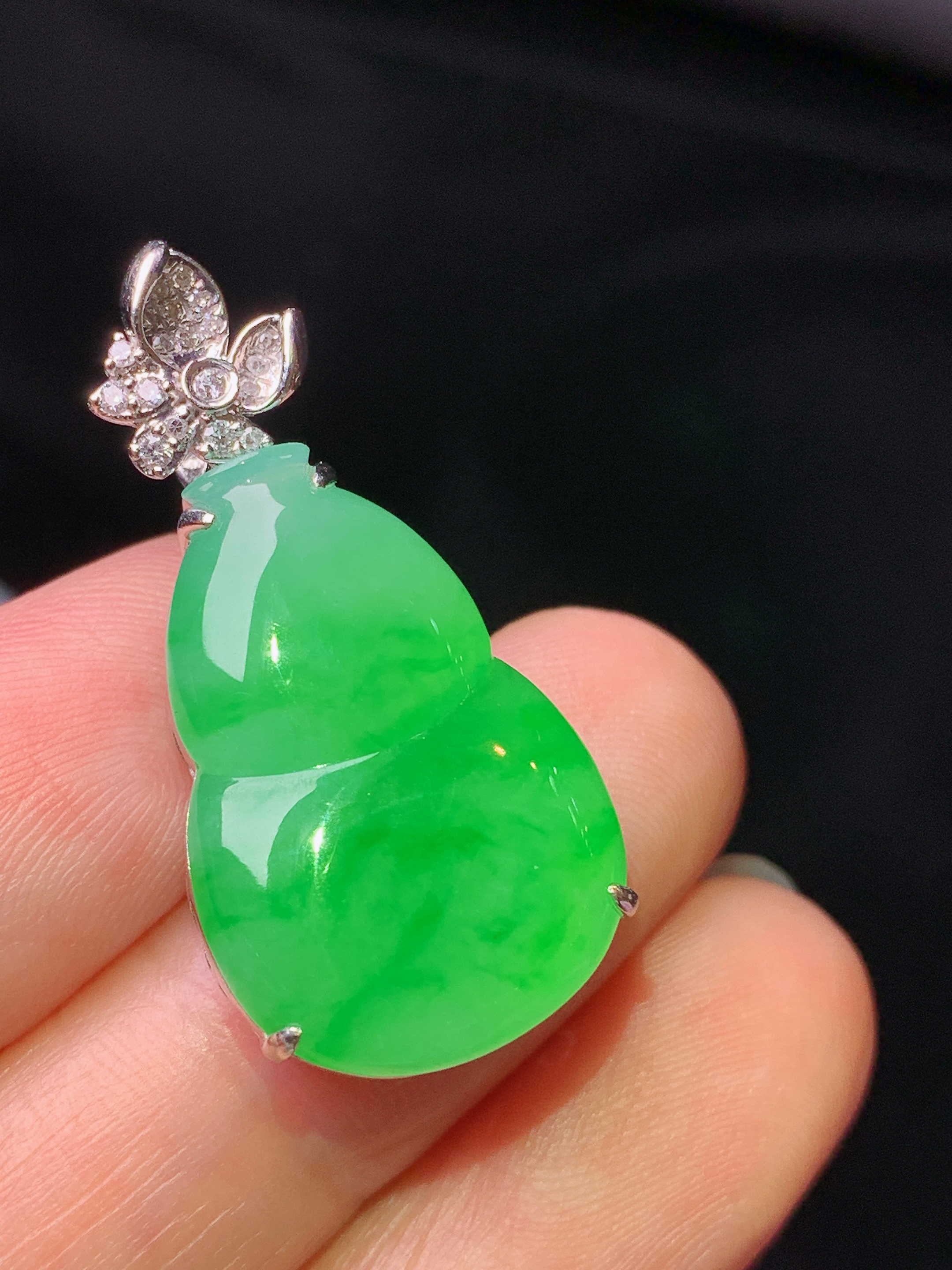 18k金钻镶嵌翠绿葫芦吊坠 玉质细腻 色泽艳丽清新 水润亮眼 整体尺寸30.6*15*8L2