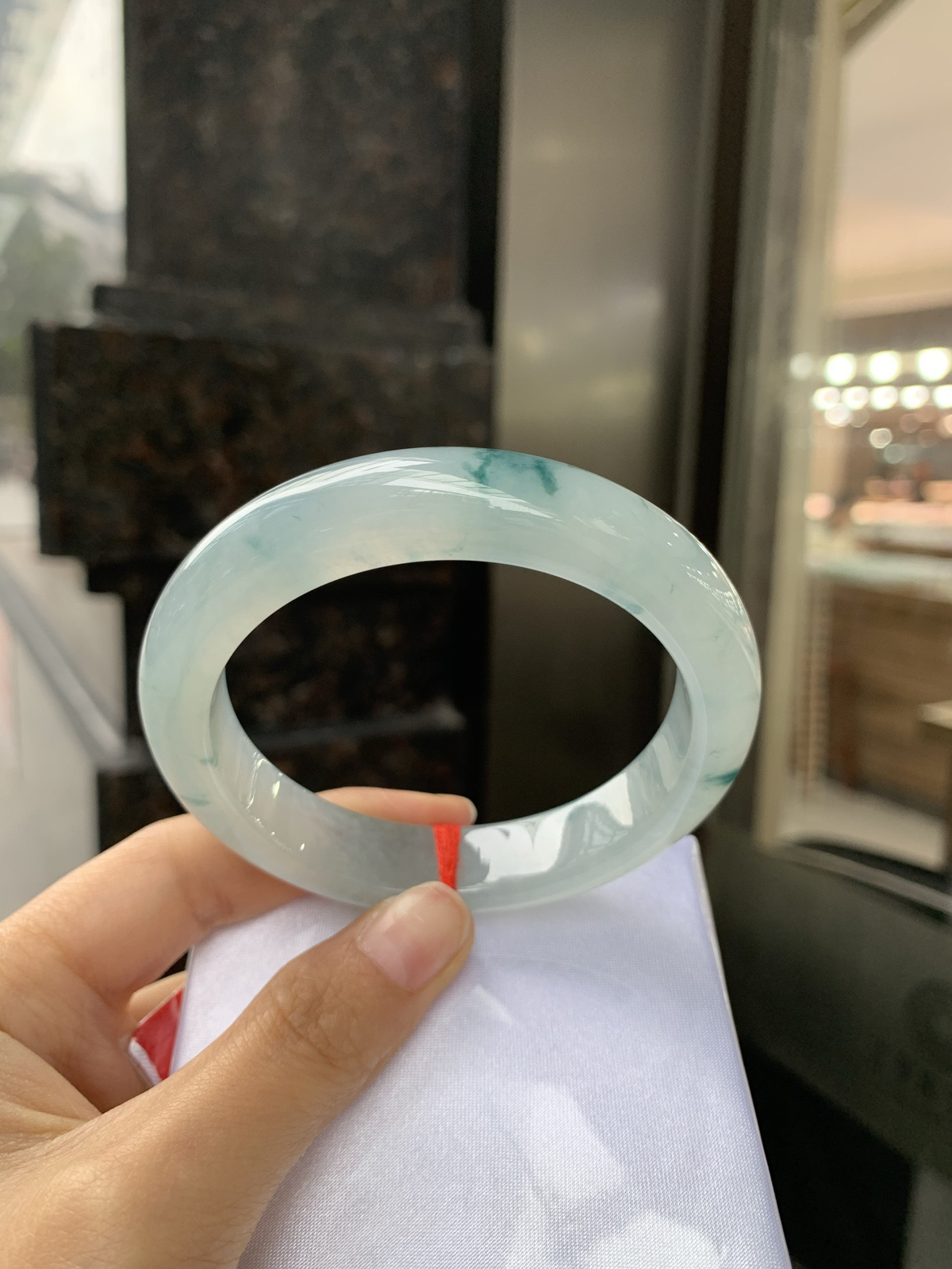 冰飘蓝花正圈，无暇
底妆冰润细腻，冰底中开出朵朵兰花，飘逸灵动，勾勒出一副唯美诗意的山水意境画，古典优雅又大气