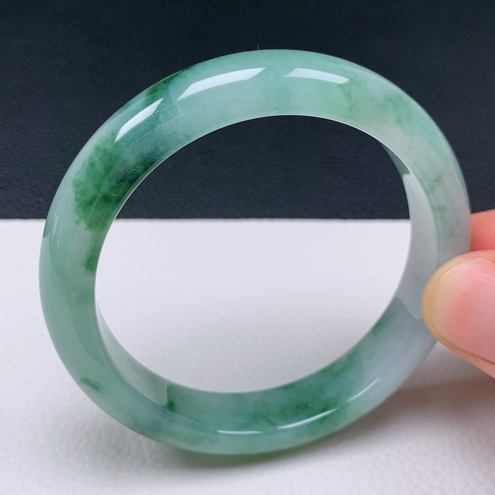 天然翡翠圈口57-58老坑冰透飘绿花手镯 玉质细腻 种水好 尺寸：57.1-12.6-8.2mm  M33