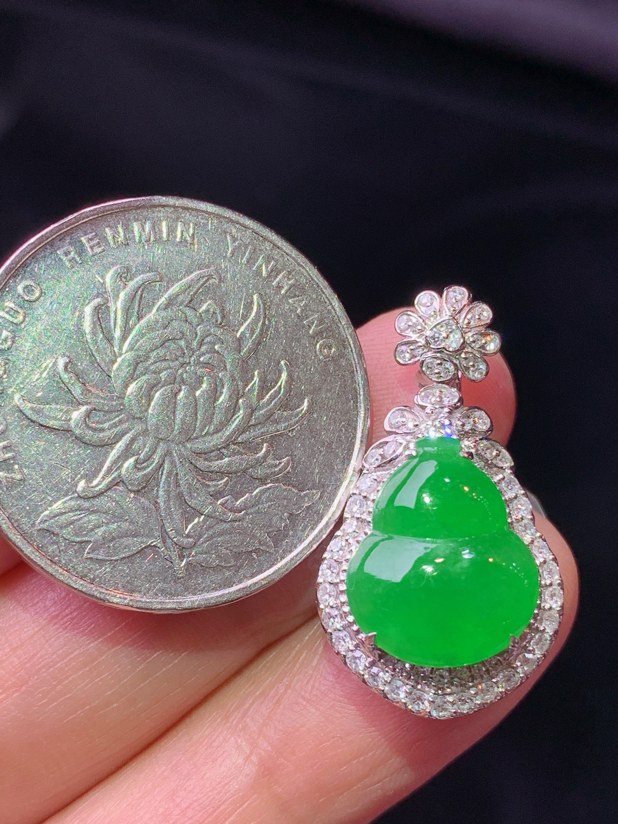 18k金钻镶嵌满绿葫芦吊坠 玉质细腻 色泽艳丽清新 水润亮眼 整体尺寸26*14.5*10h1